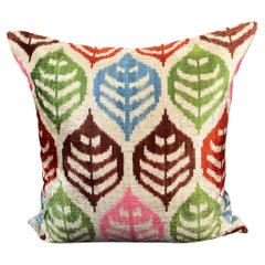 Housse de coussin Ikat en velours de soie à motifs de feuilles multicolores 20" x 20".