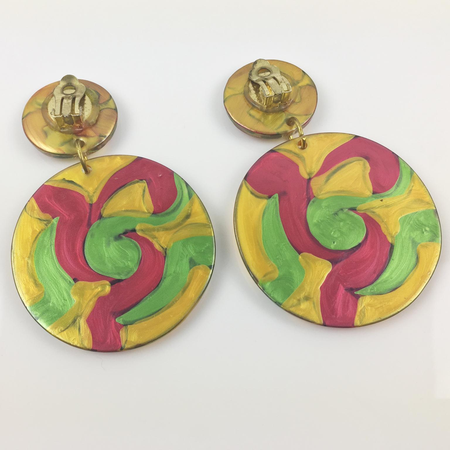Pendientes de clip con disco colgante de lucita multicolor en venta 3