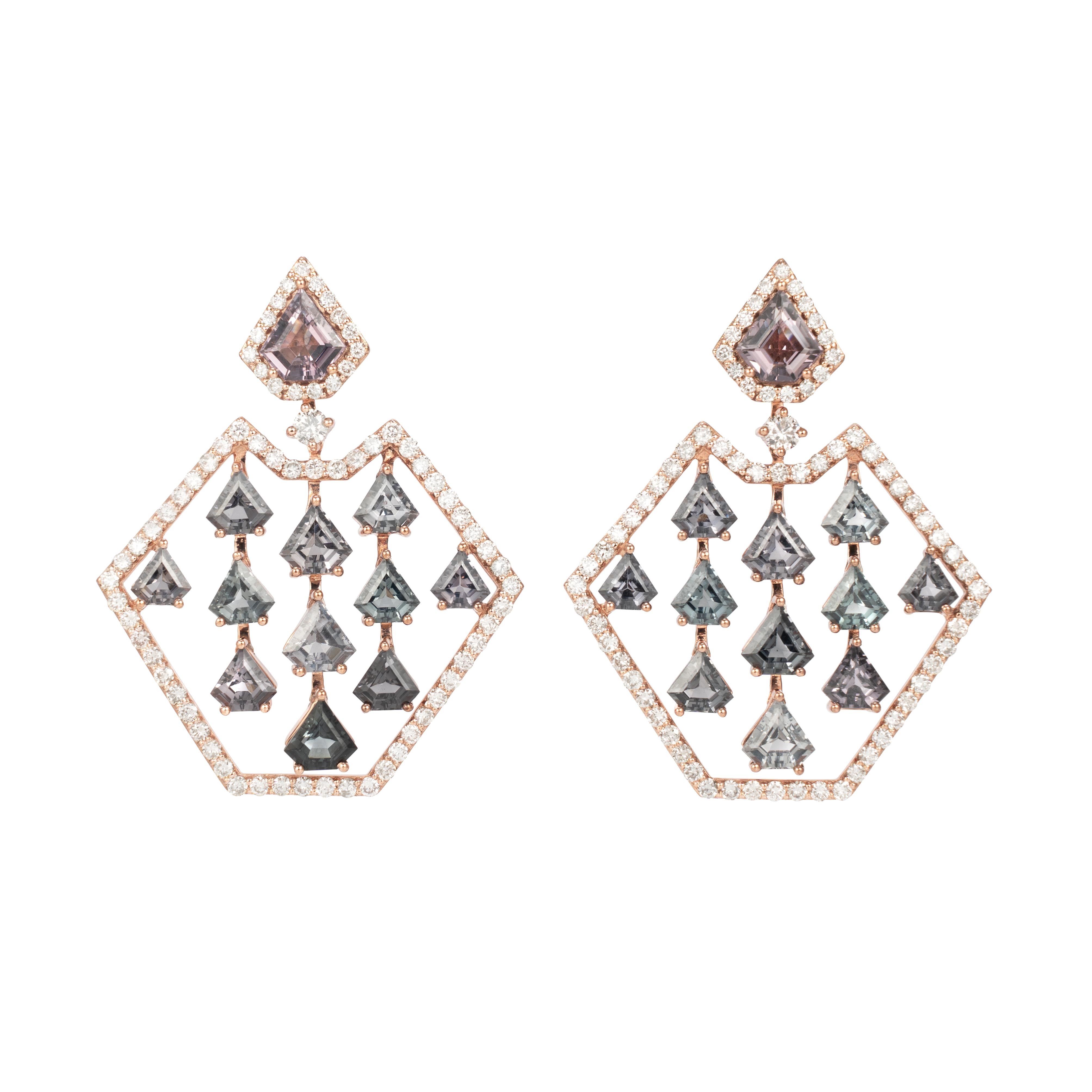 Diese leichten und einfach zu tragenden Ohrringe sind mit mehrfarbigen Spinellen im Fantasieschliff verziert, die mit  Diamanten. Diese Ohrringe sind zierlich, haben aber durch die leuchtenden Edelsteine einen tollen Farbakzent.

Multicolor Mismatch