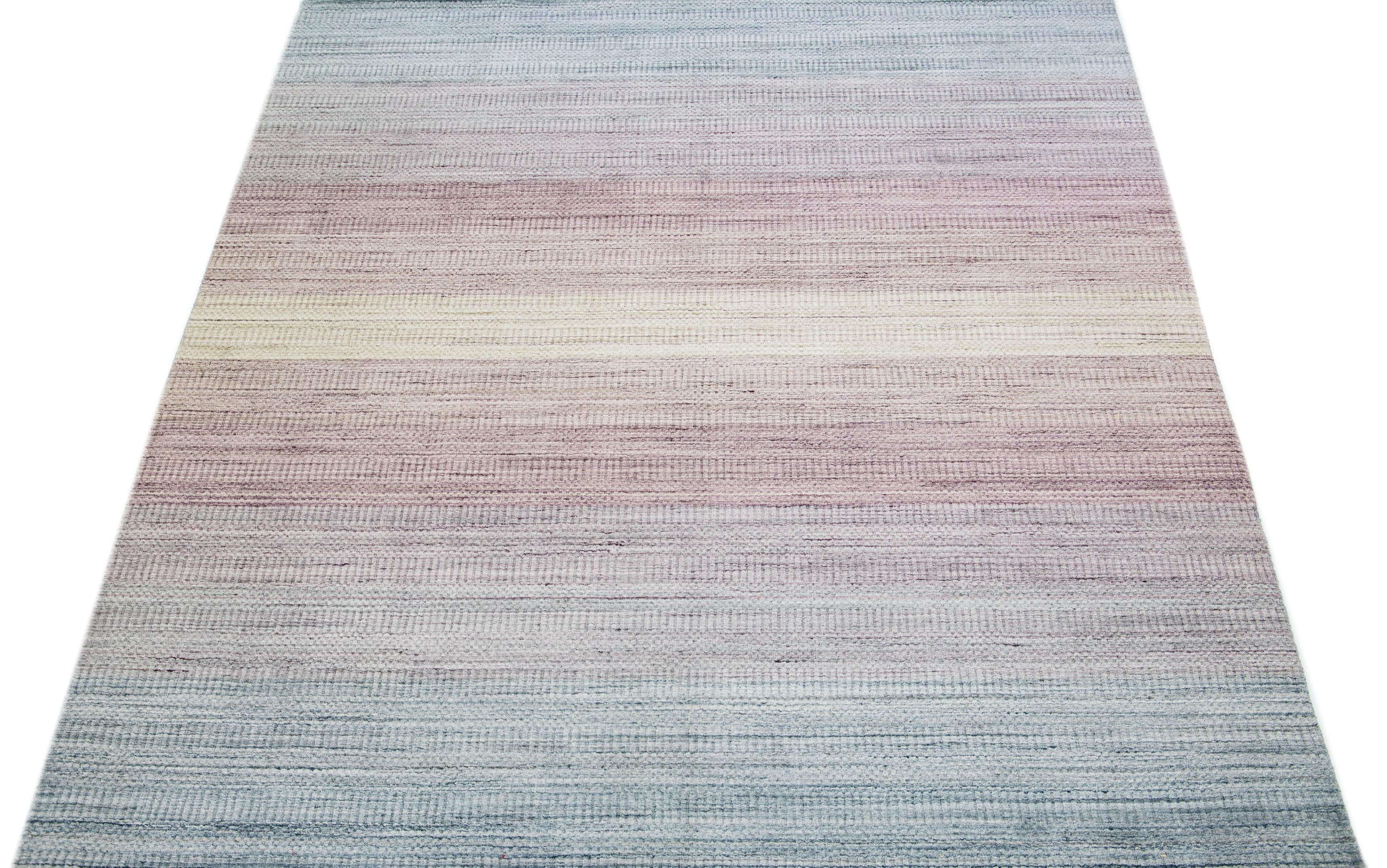 Schöne Apadana's handgefertigte Bambus & Seide indischen Rillen Teppich mit rosa und blauen Farben Feld. Dieser Teppich aus der Groove Collection hat ein durchgehendes Streifendesign.

Dieser Teppich misst 7'6
