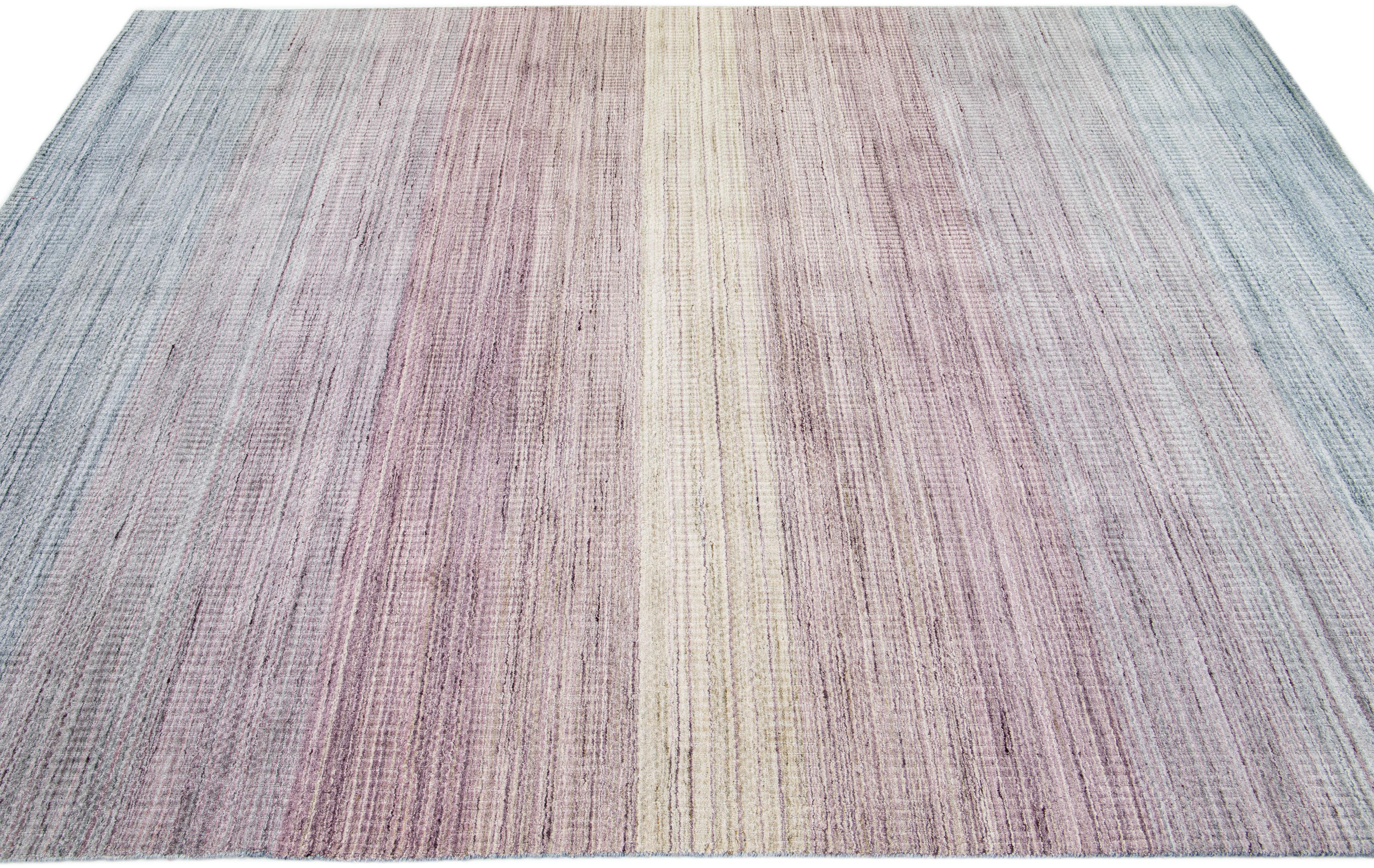 Mehrfarbiger moderner Apadana's Groove handgefertigter Bambus-/Silberteppich mit Streifenmotiv (Indisch) im Angebot