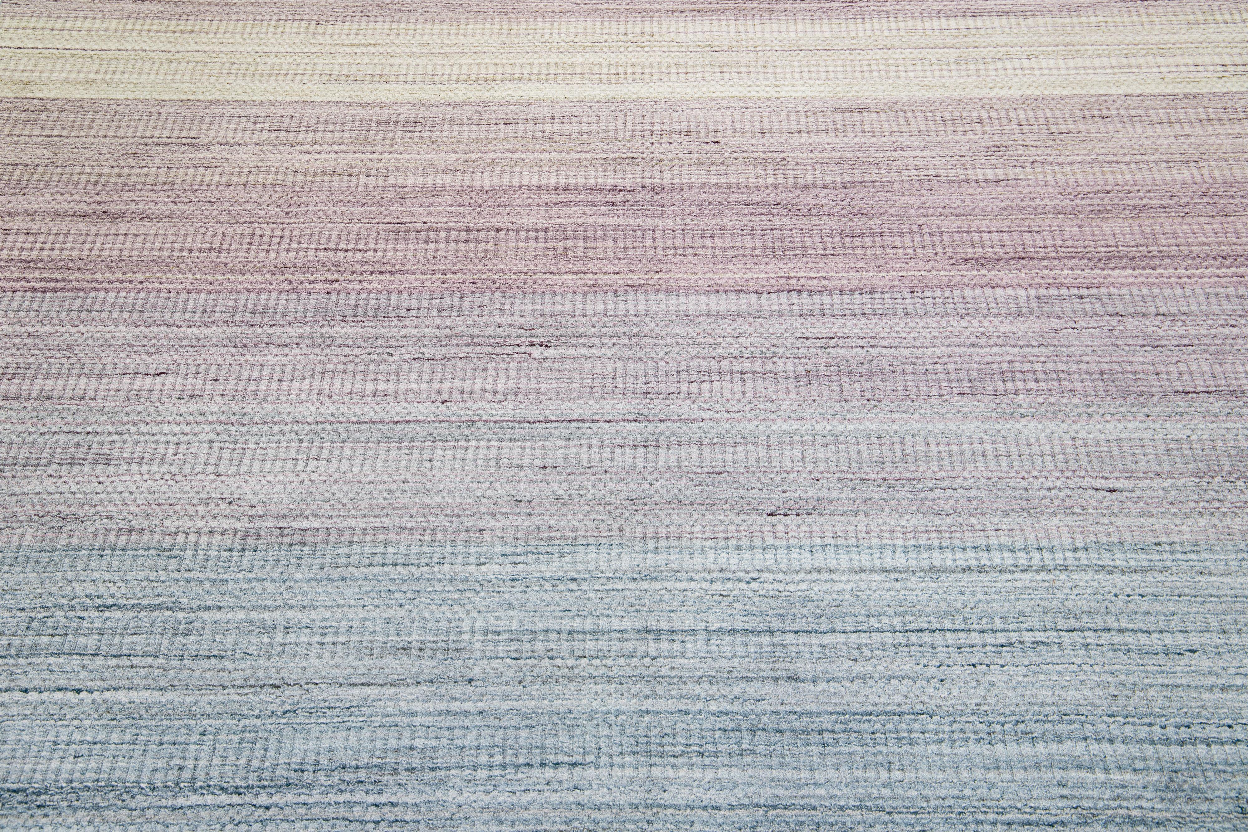Mehrfarbiger moderner Apadana's Groove handgefertigter Bambus-/Silberteppich mit Streifenmotiv im Zustand „Neu“ im Angebot in Norwalk, CT