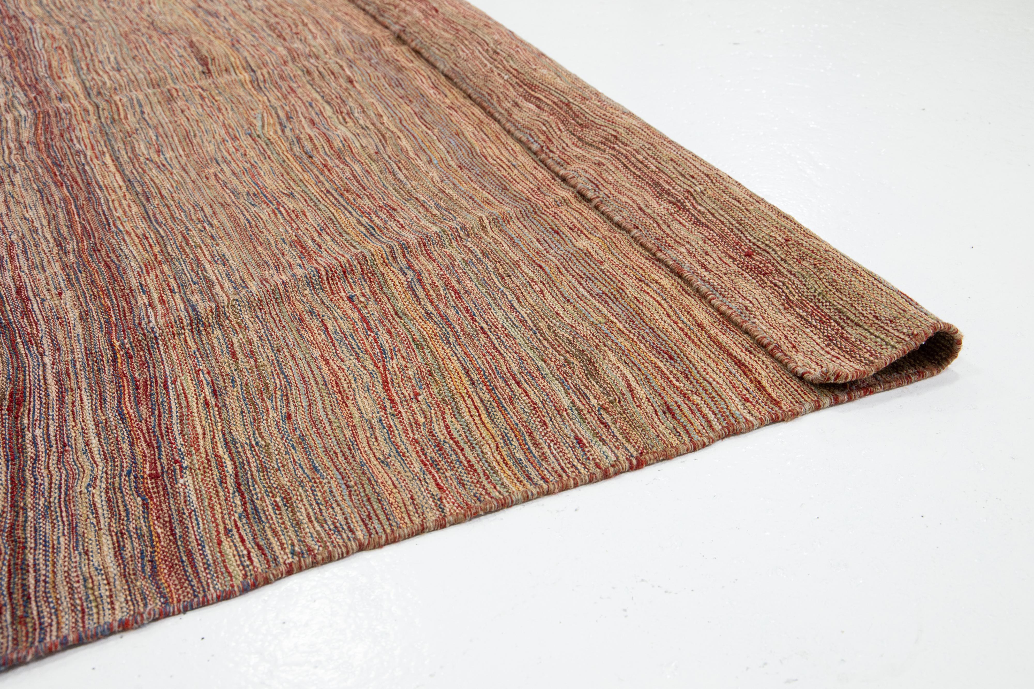Mehrfarbiger moderner Flachgewebe-Wollteppich aus Kelim, handgefertigt mit gestärktem Design (Handgeknüpft) im Angebot
