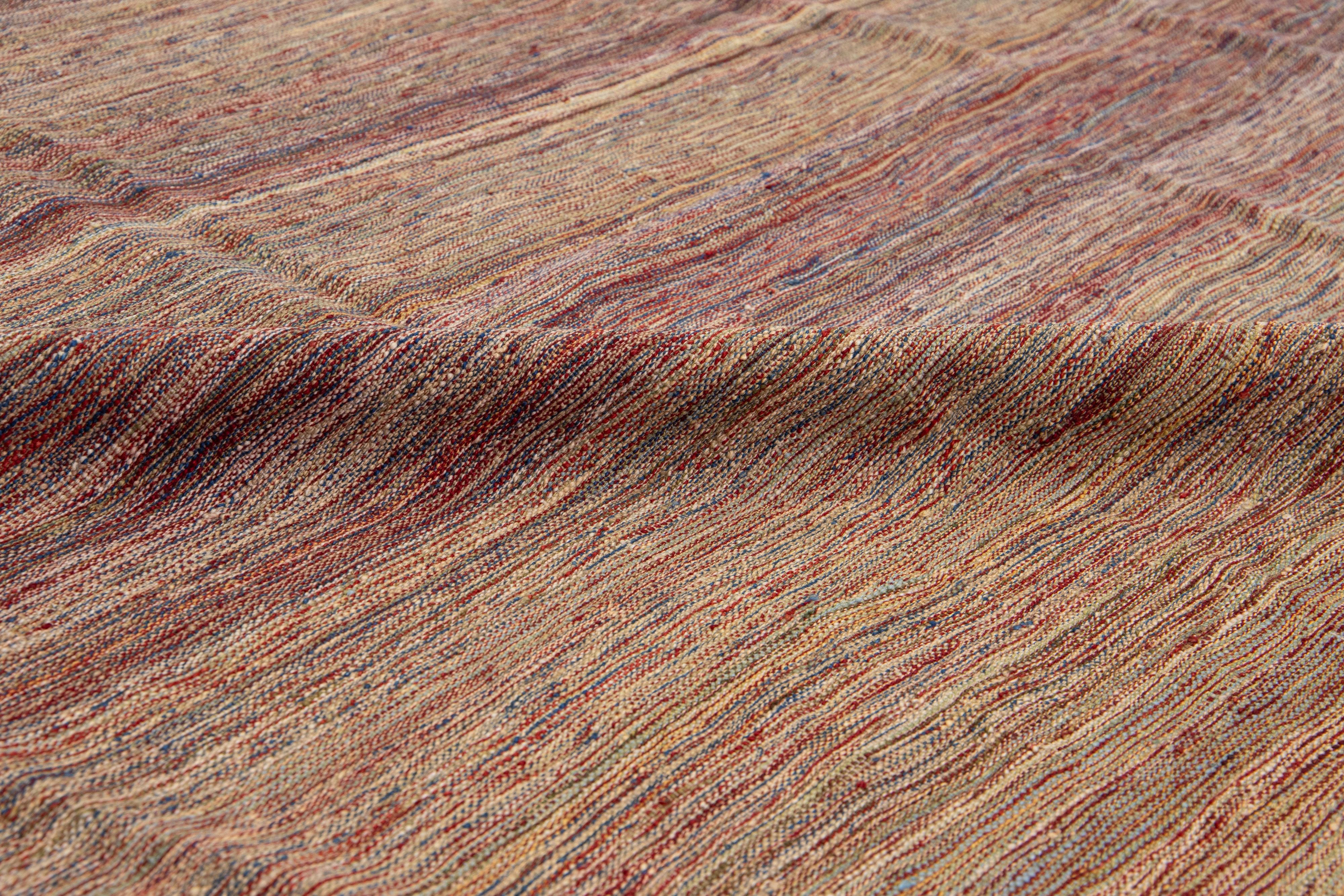 Mehrfarbiger moderner Flachgewebe-Wollteppich aus Kelim, handgefertigt mit gestärktem Design (21. Jahrhundert und zeitgenössisch) im Angebot