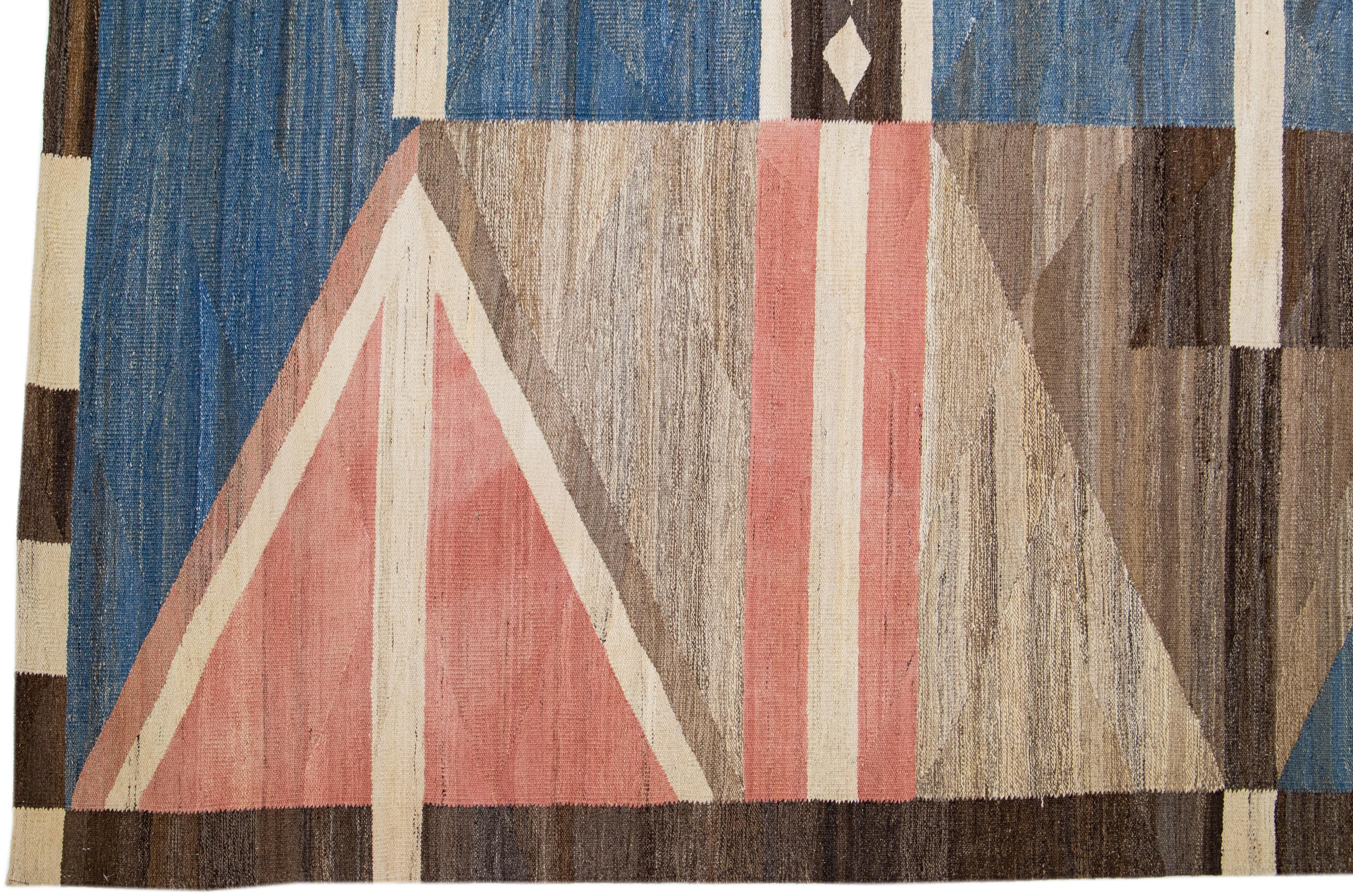 Tapis Kilim moderne multicolore en laine tissé à plat avec motif géométrique Neuf - En vente à Norwalk, CT