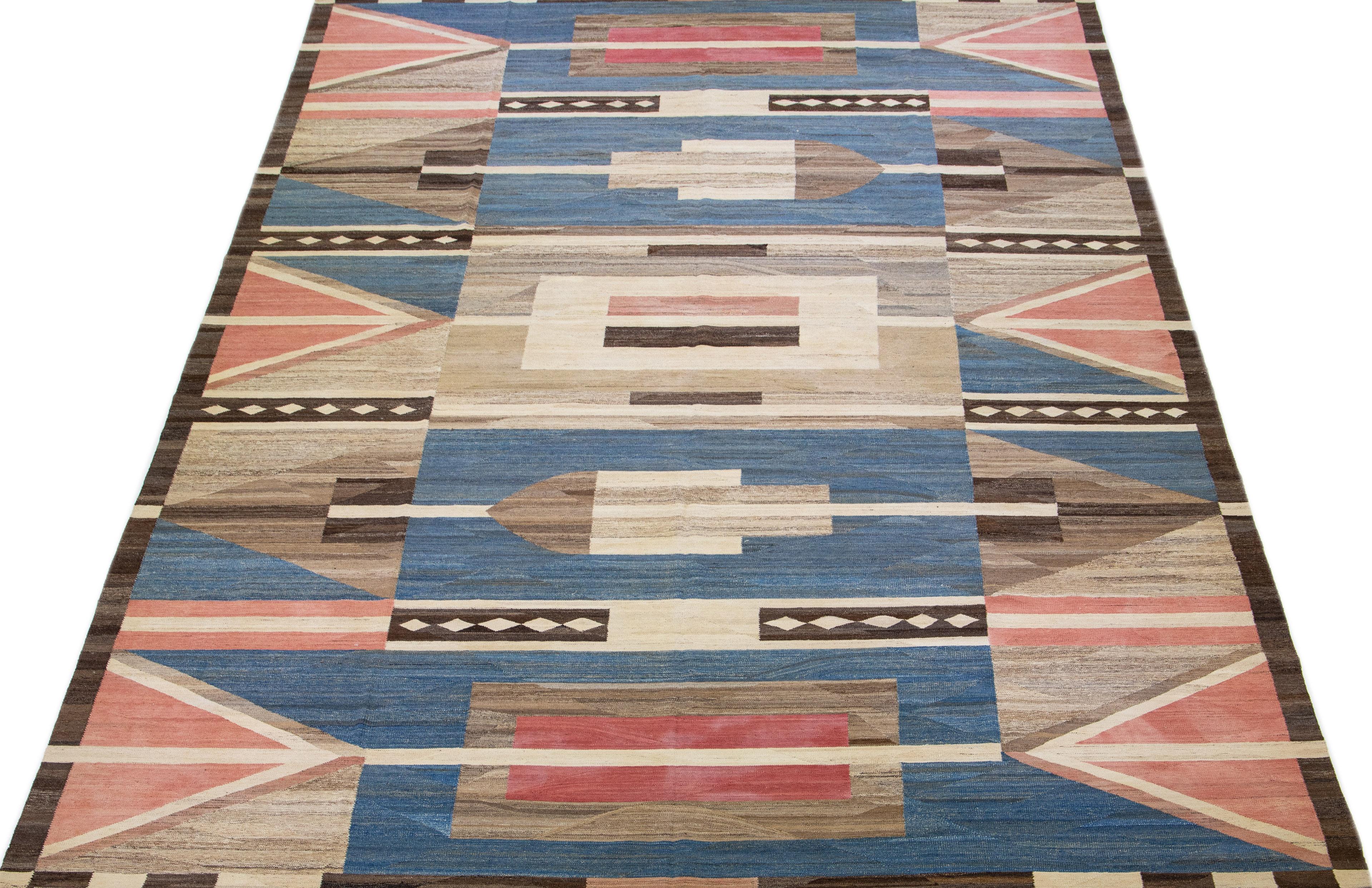 XXIe siècle et contemporain Tapis Kilim moderne multicolore en laine tissé à plat avec motif géométrique en vente