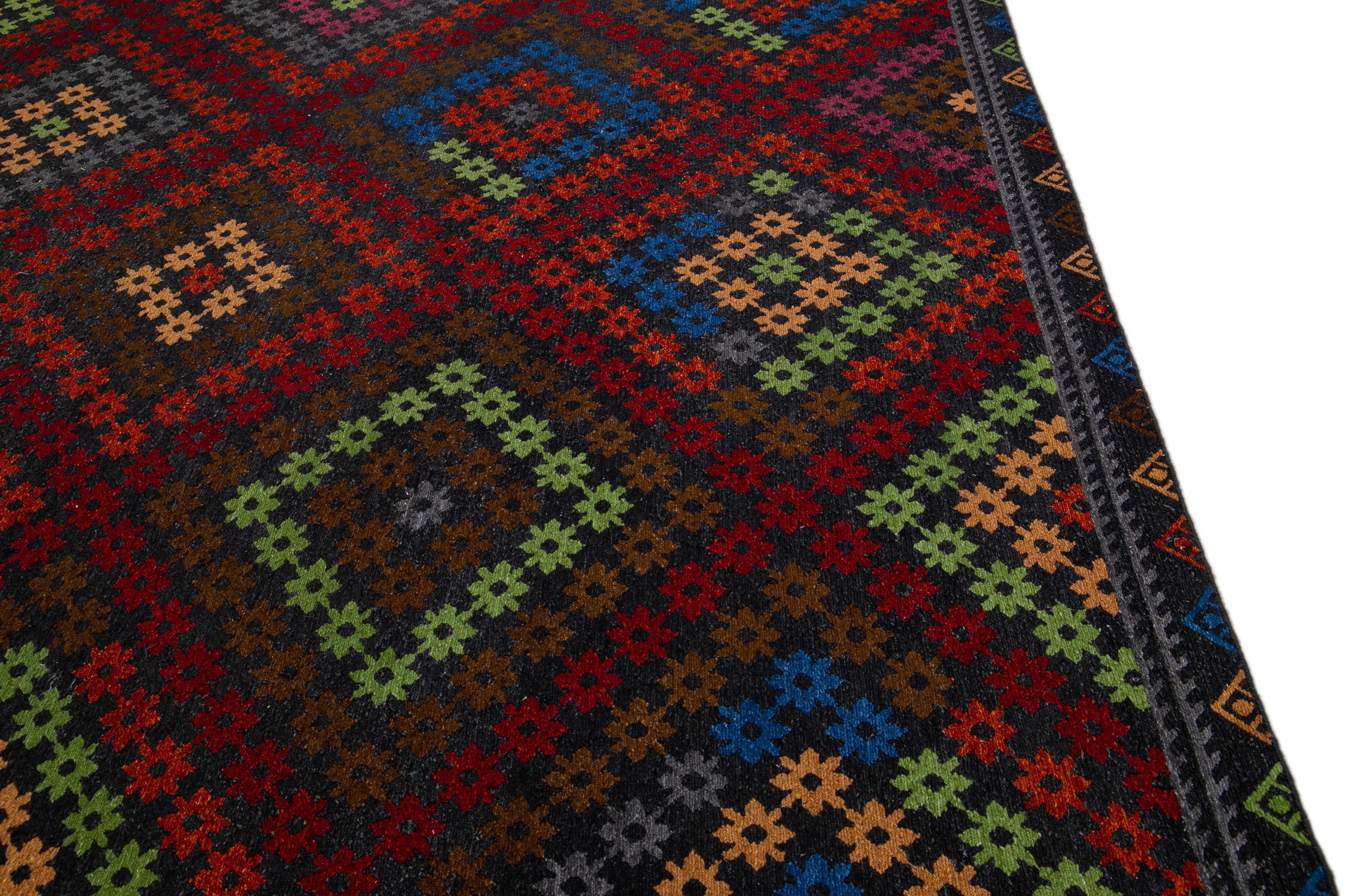 Mehrfarbiger moderner handgefertigter Soumak Wollteppich mit geometrischem Muster im Angebot 2