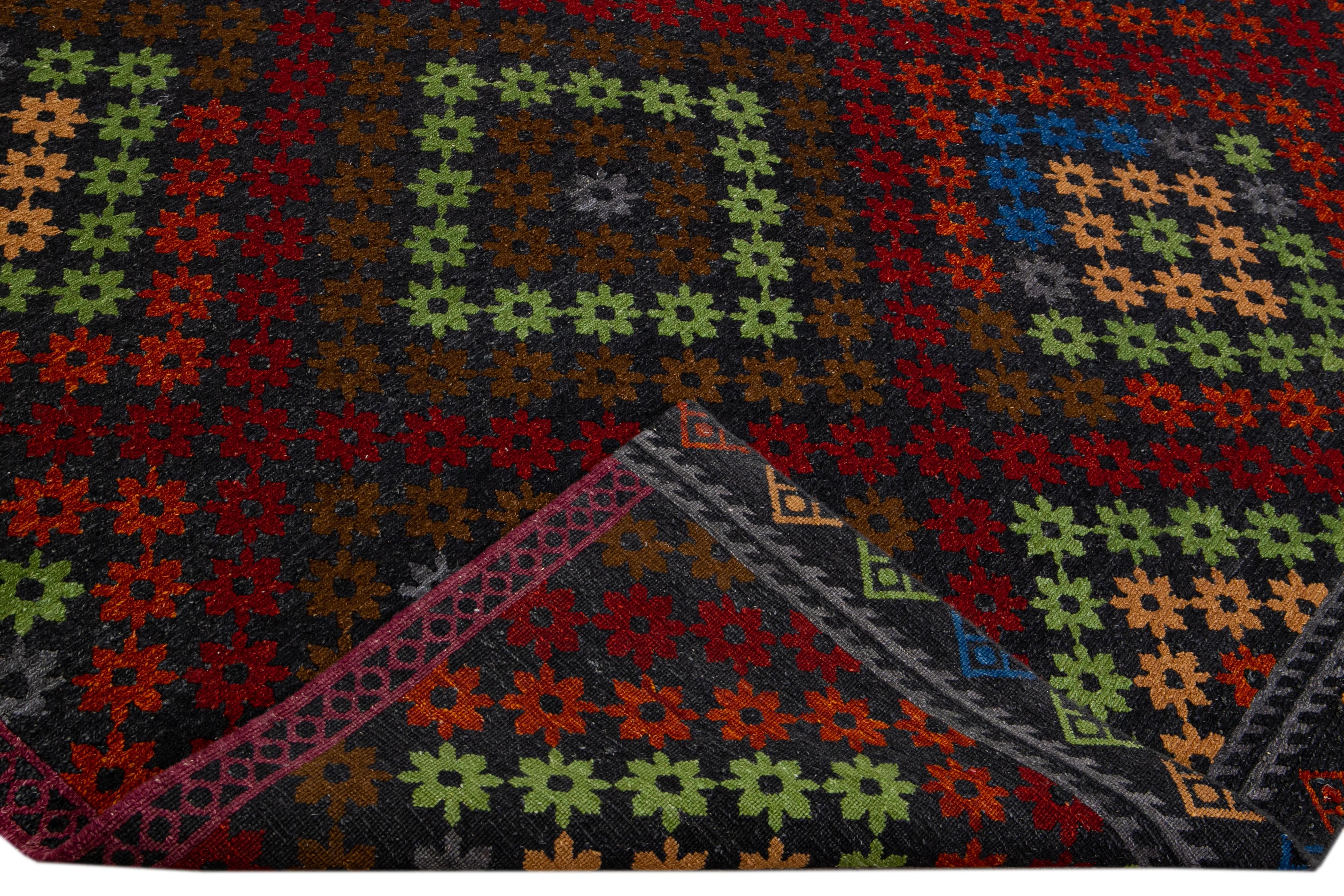 Schöner, moderner Soumak-Teppich aus handgeknüpfter Wolle mit dunkelgrauem Feld. Dieses Stück hat mehrfarbige Akzente in einem herrlichen geometrischen Muster.

Dieser Teppich misst: 10' x 14'.

Unsere Teppiche werden vor dem Versand
