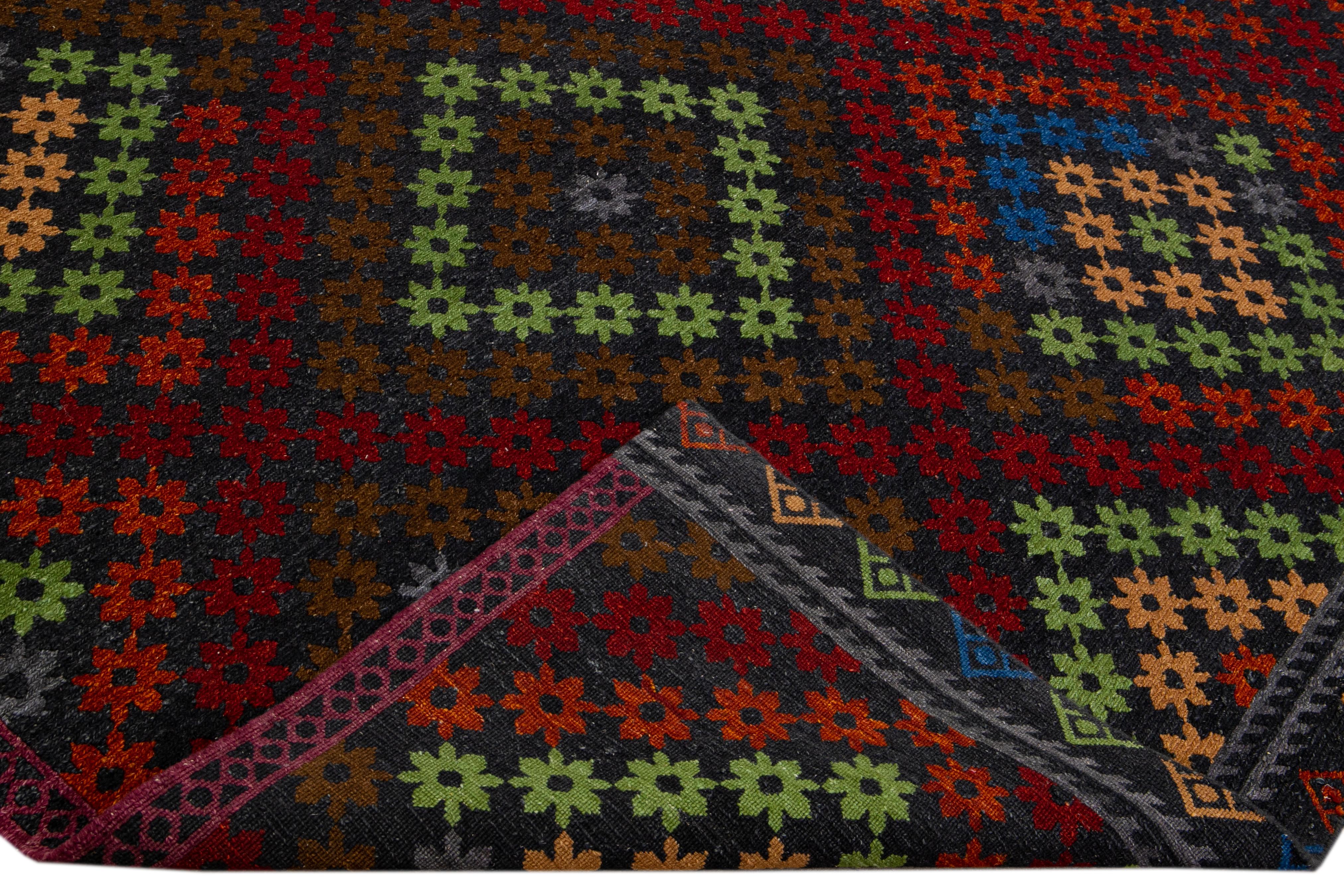 Magnifique tapis moderne Soumak en laine nouée à la main avec un champ gris foncé. Cette pièce a des accents multicolores dans un magnifique motif géométrique.

Ce tapis mesure : 10' x 14'.

Nos tapis sont nettoyés par des professionnels avant