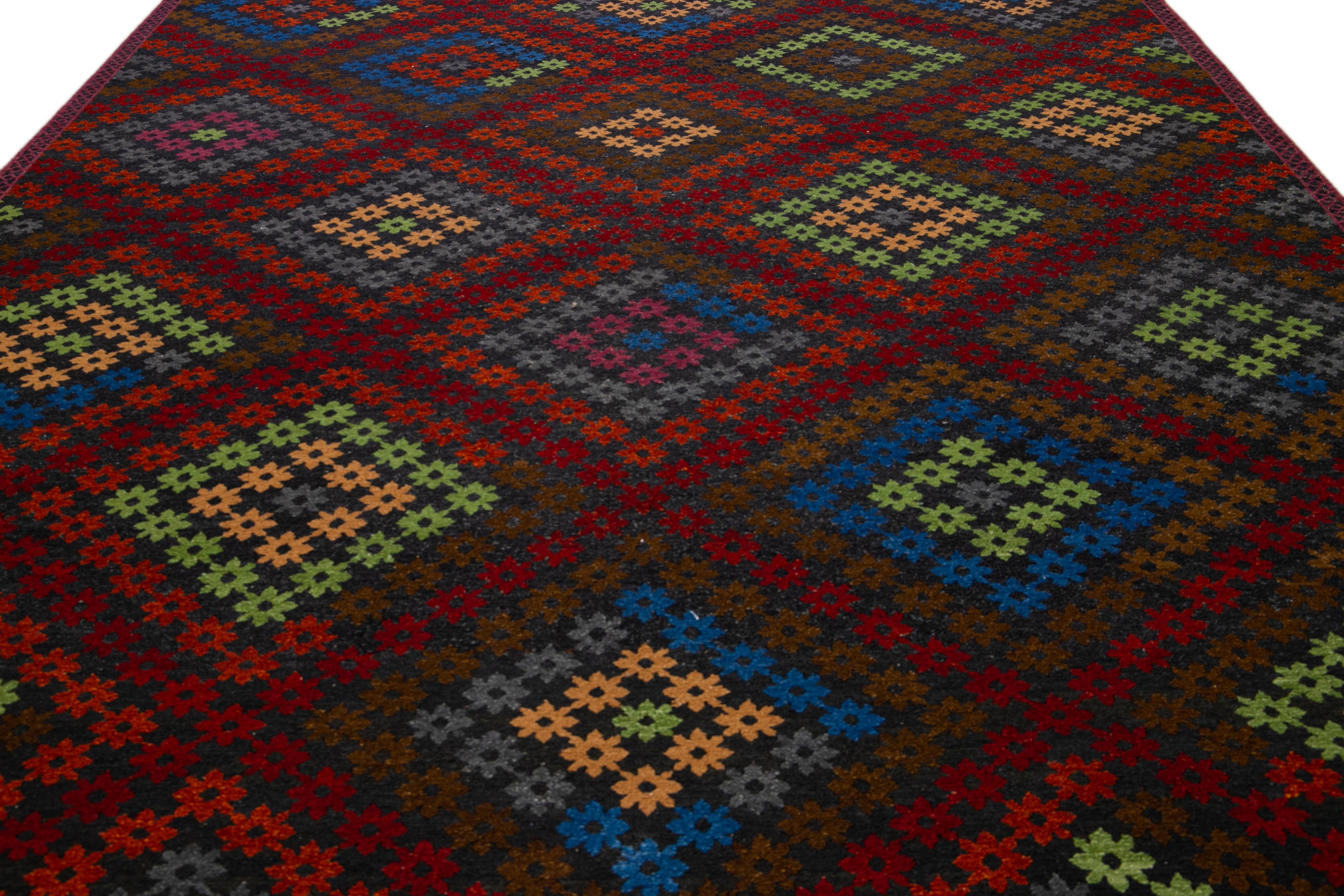 Mehrfarbiger moderner handgefertigter Soumak Wollteppich mit geometrischem Muster (Moderne der Mitte des Jahrhunderts) im Angebot