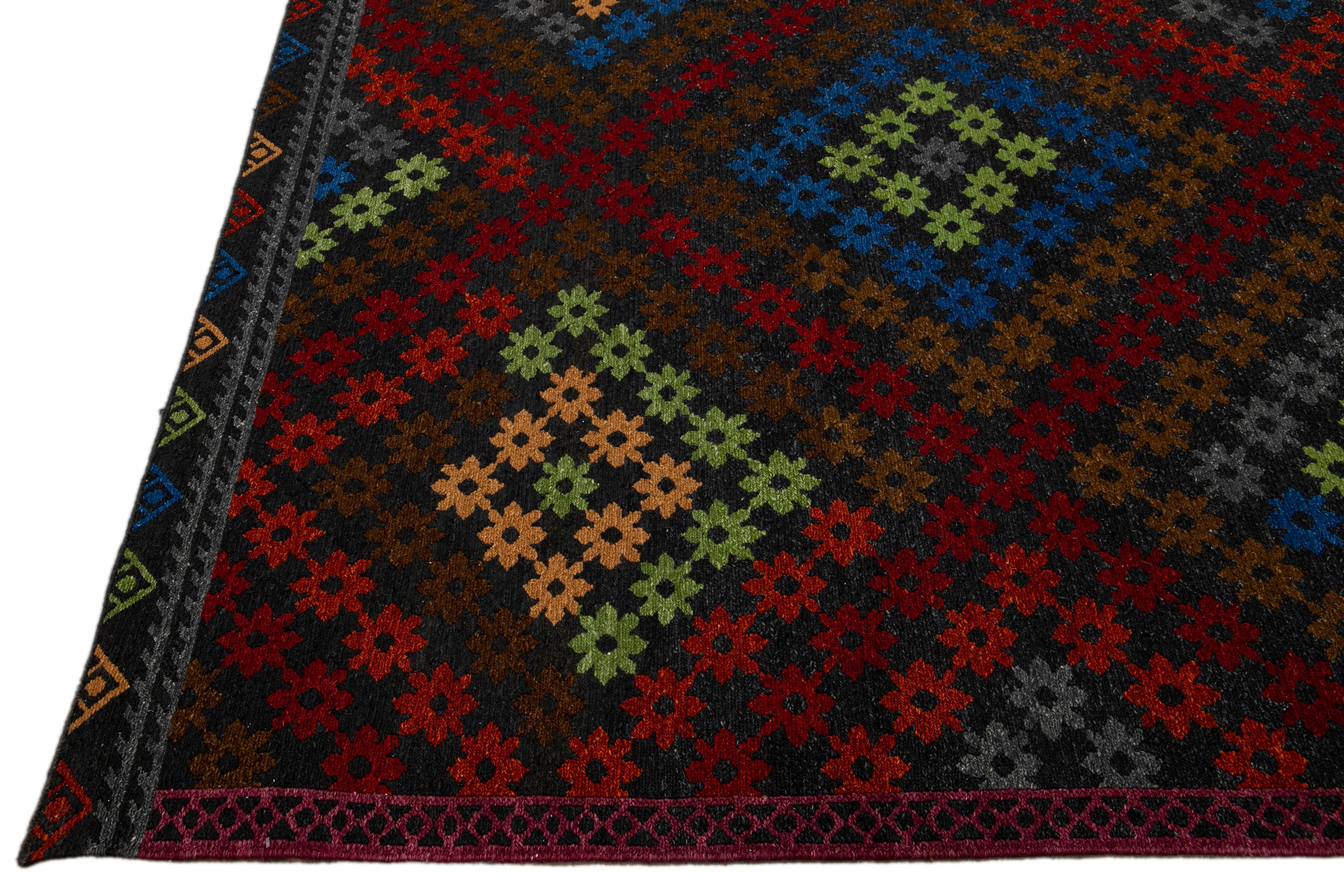 Mehrfarbiger moderner handgefertigter Soumak Wollteppich mit geometrischem Muster (Wolle) im Angebot