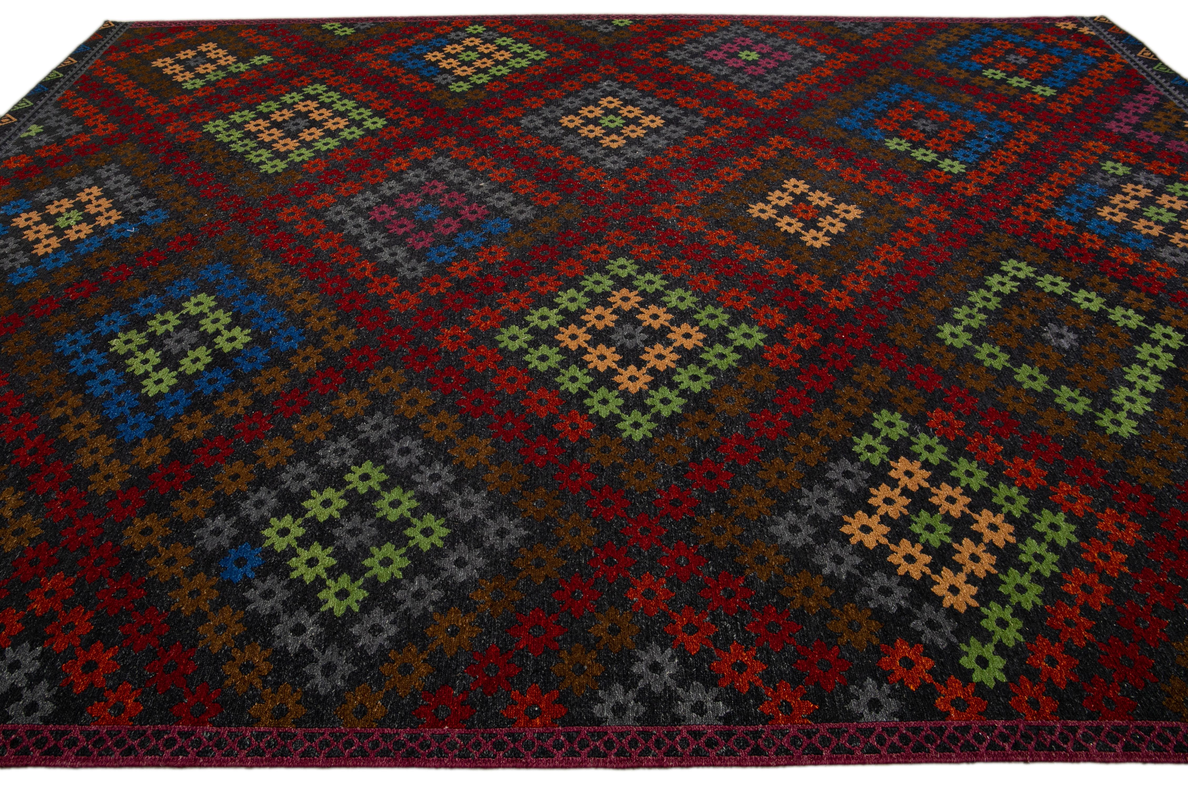 Mehrfarbiger moderner handgefertigter Soumak Wollteppich mit geometrischem Muster im Angebot 1