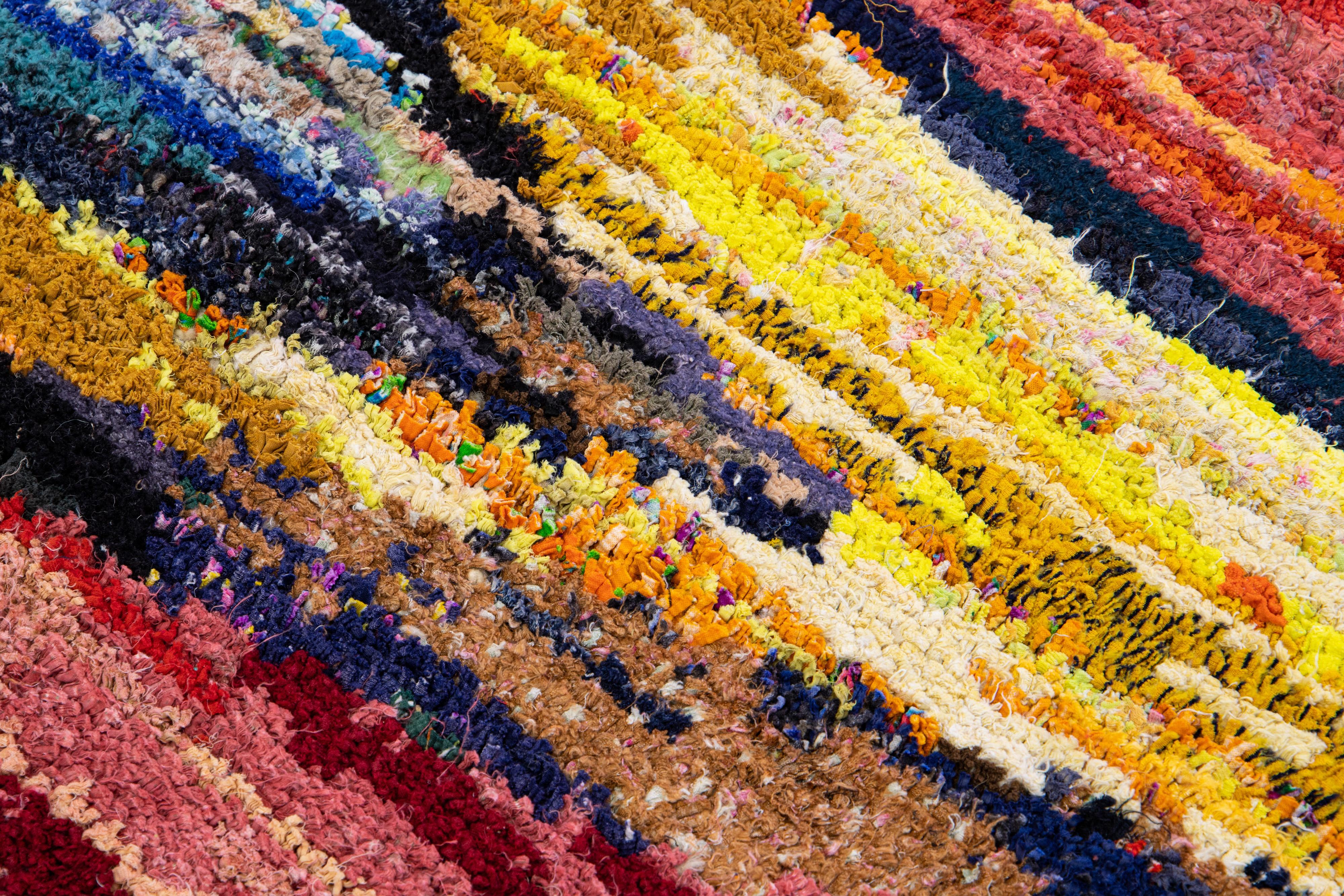 Mehrfarbiger moderner türkischer handgefertigter Wollteppich mit abstraktem Design im Angebot 3