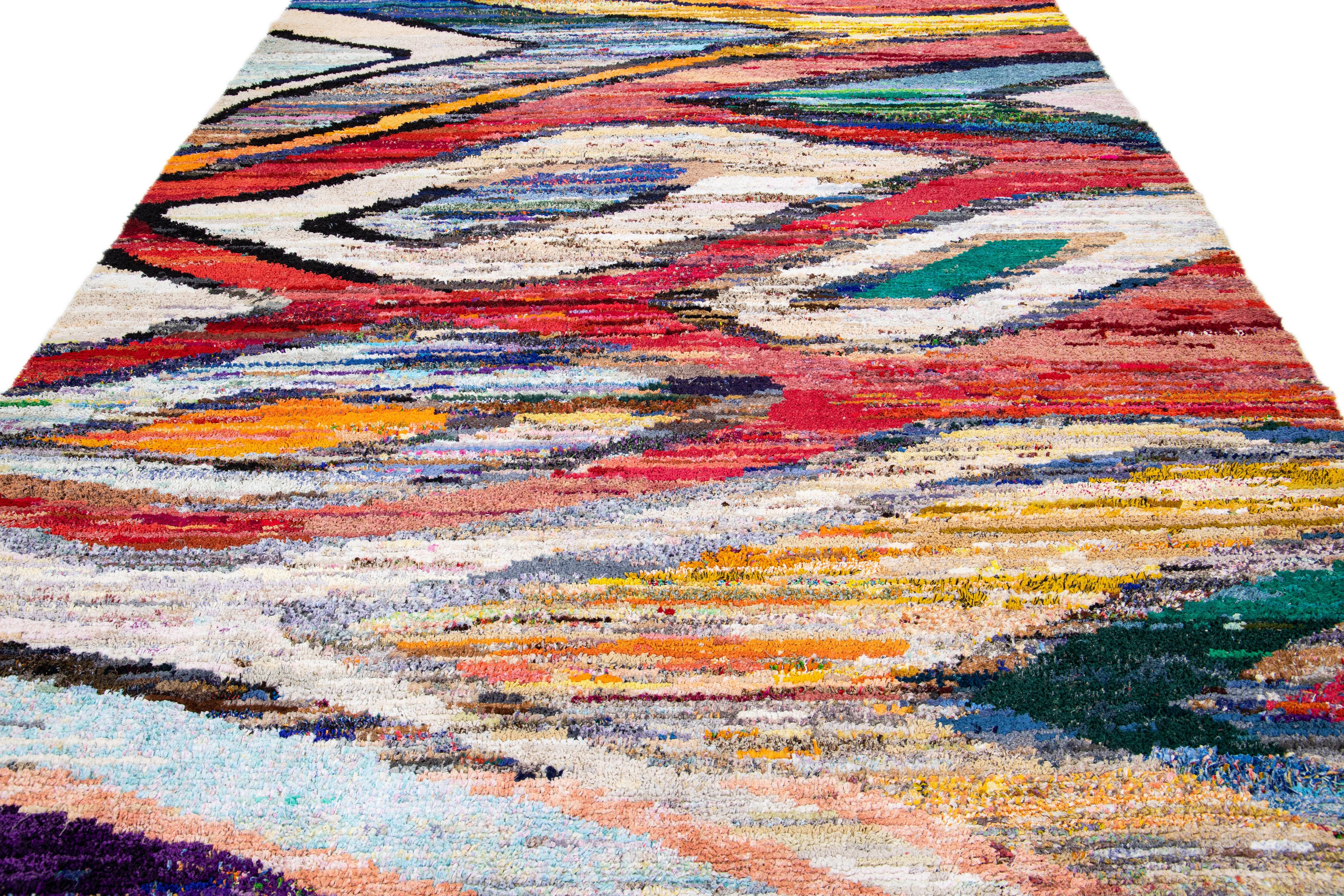 Mehrfarbiger moderner türkischer handgefertigter Wollteppich mit abstraktem Design (Expressionismus) im Angebot