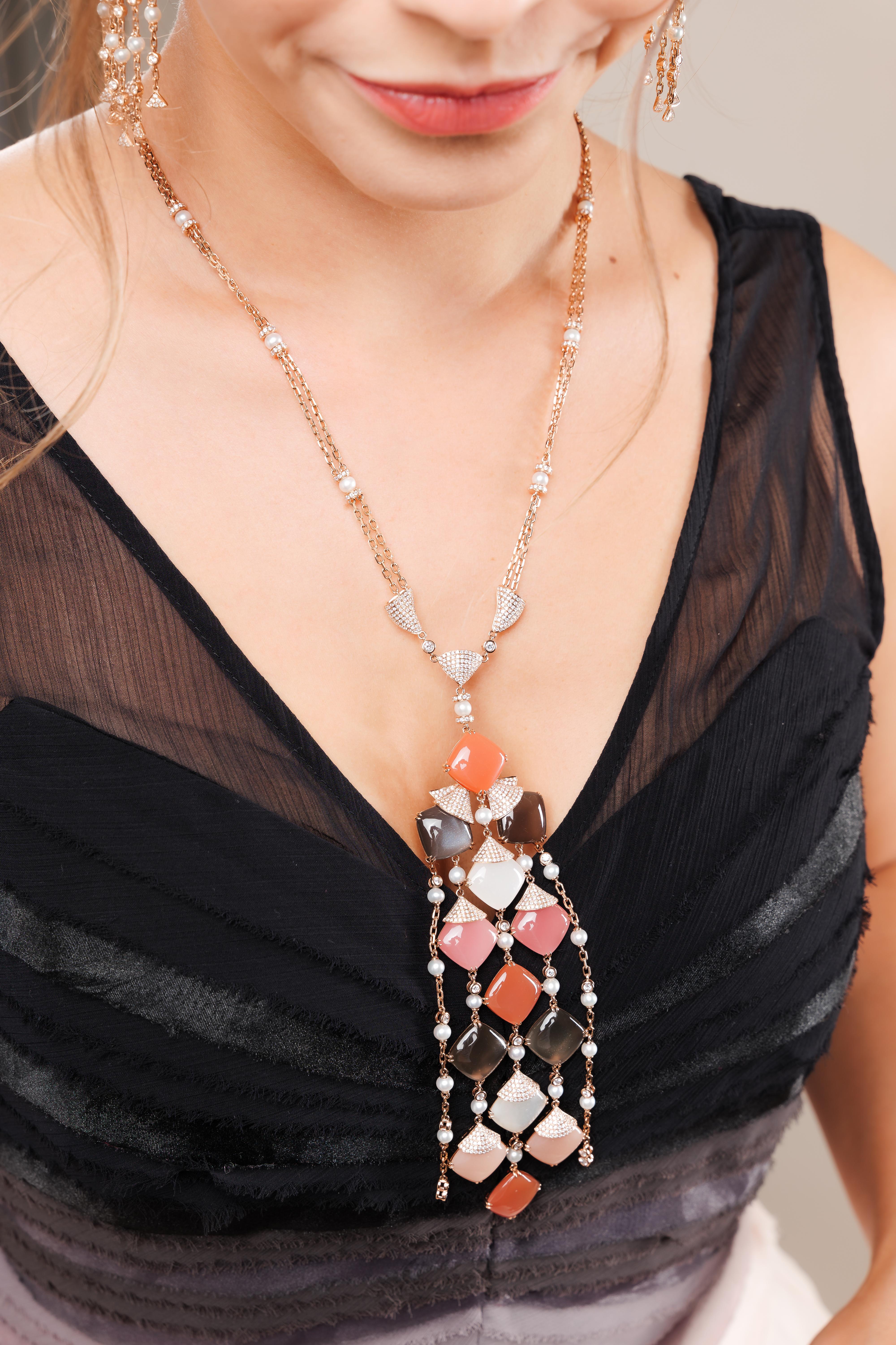 Contemporaneo Sunita Nahata Pietra di luna mista 109ct. Collana in 18KRG con perle e diamanti in vendita