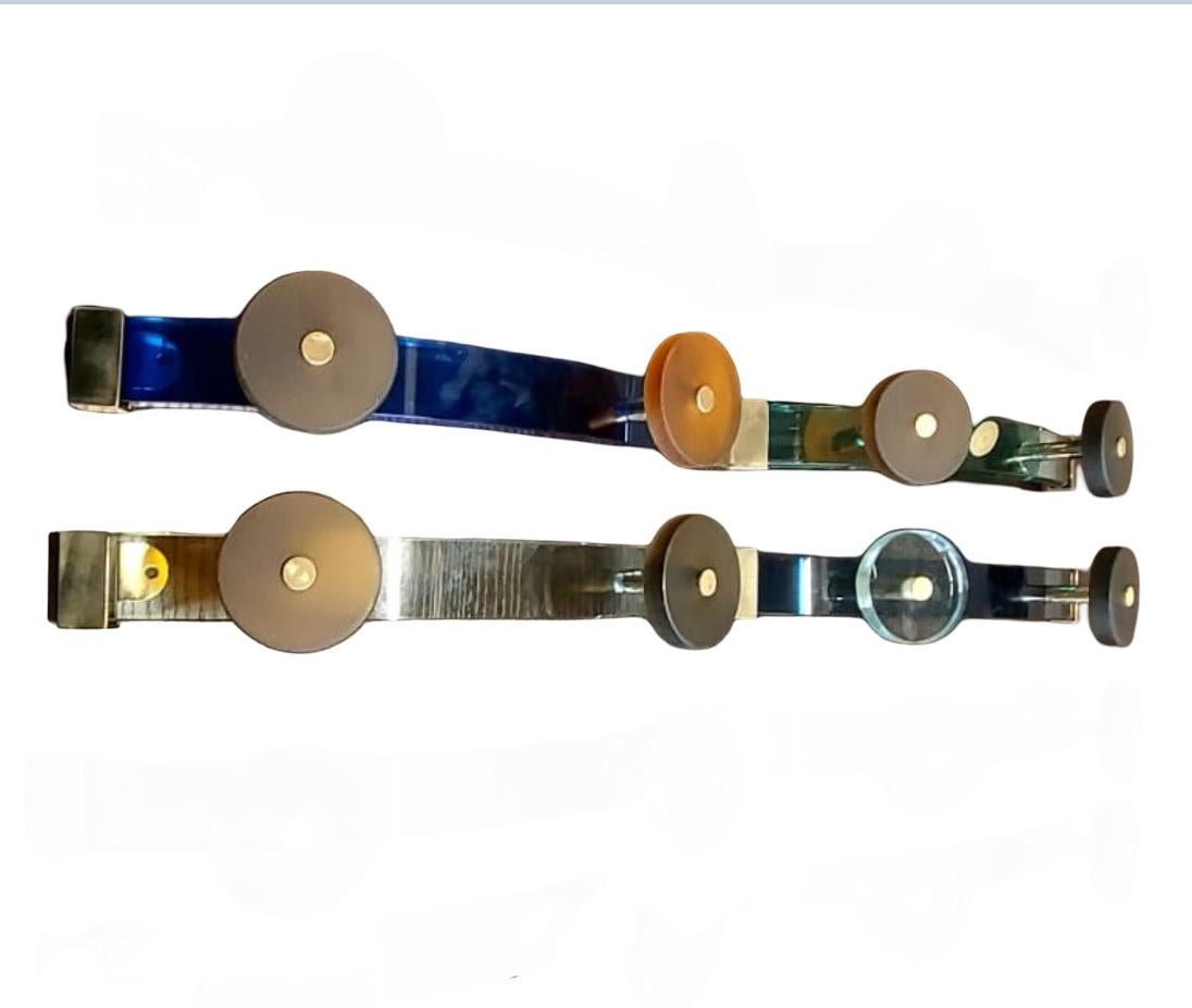 Modello di appendiabiti in vetro e ottone degli anni '70.
Due elementi interconnessi formano questo modello di appendiabiti. Facile da installare grazie alle staffe slip-in.
In base alle tue esigenze può essere formato da tutti gli elementi di cui