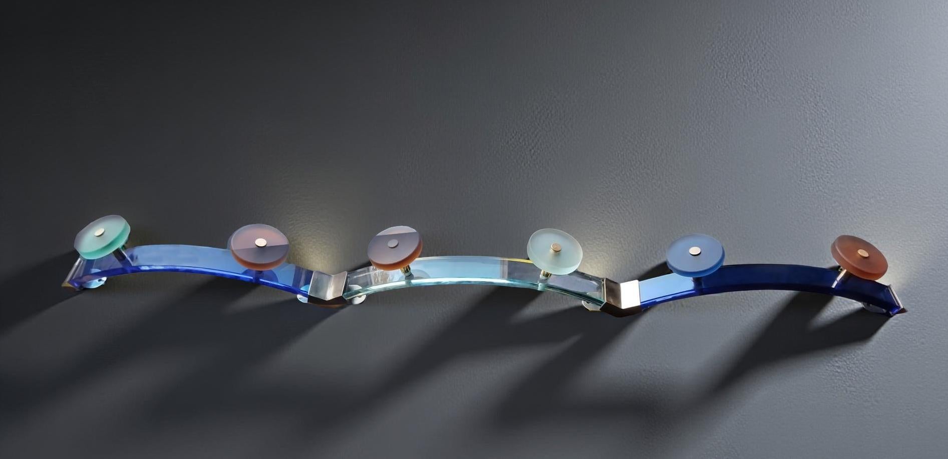 Modello di appendiabiti triplo in vetro e ottone degli anni '70.
Tre elementi interconnessi formano questo modello di appendiabiti. Facile da installare grazie alle staffe slip-in.
In base alle tue esigenze può essere formato da tutti gli elementi