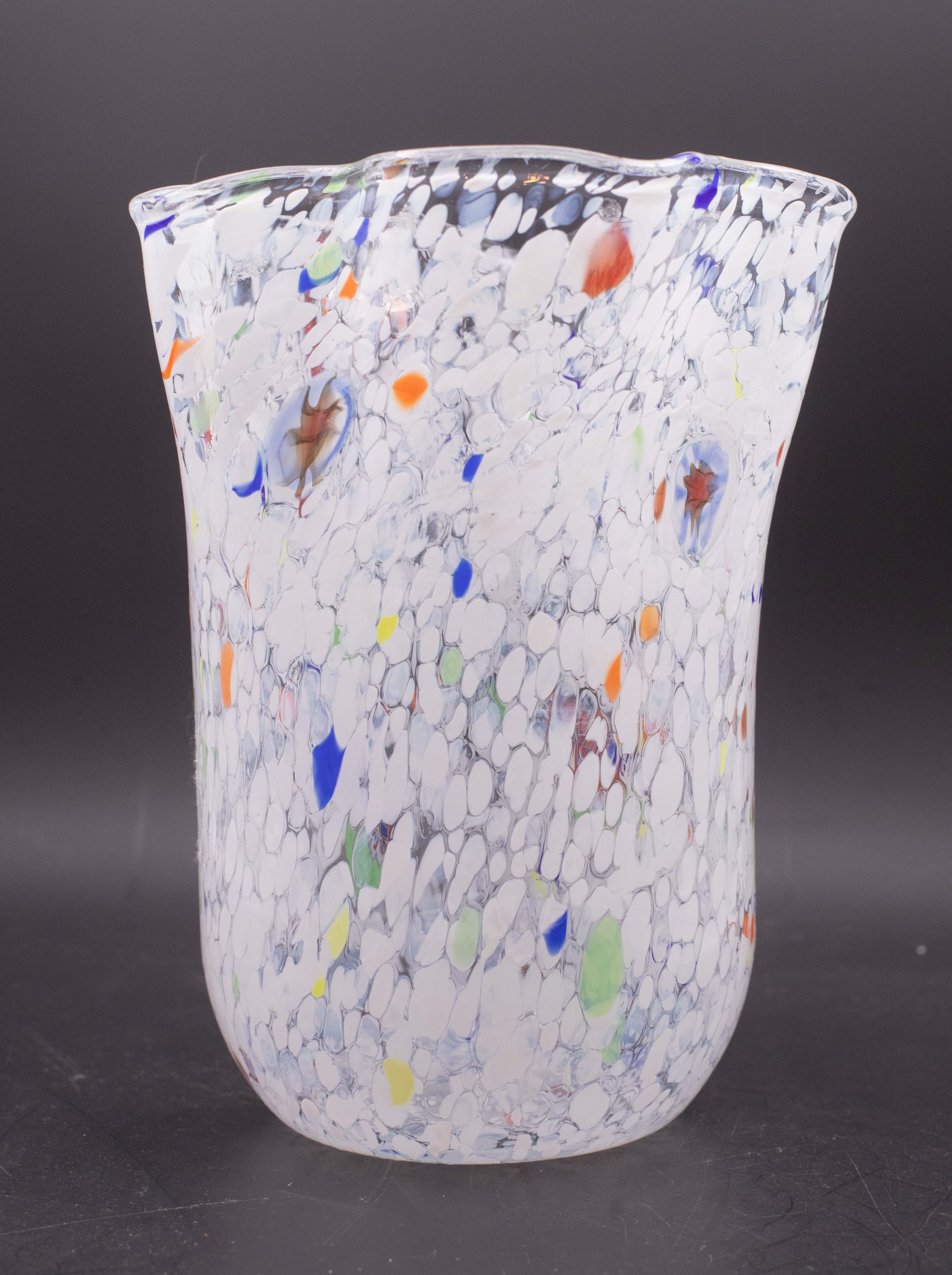 Elegante vaso in vetro di Murano multicolore con murrine colorate in rilievo.

Un tocco di classe per ogni spazio.

Altezza 24 centimetri, diametro 19.

Perfette condizioni vintage