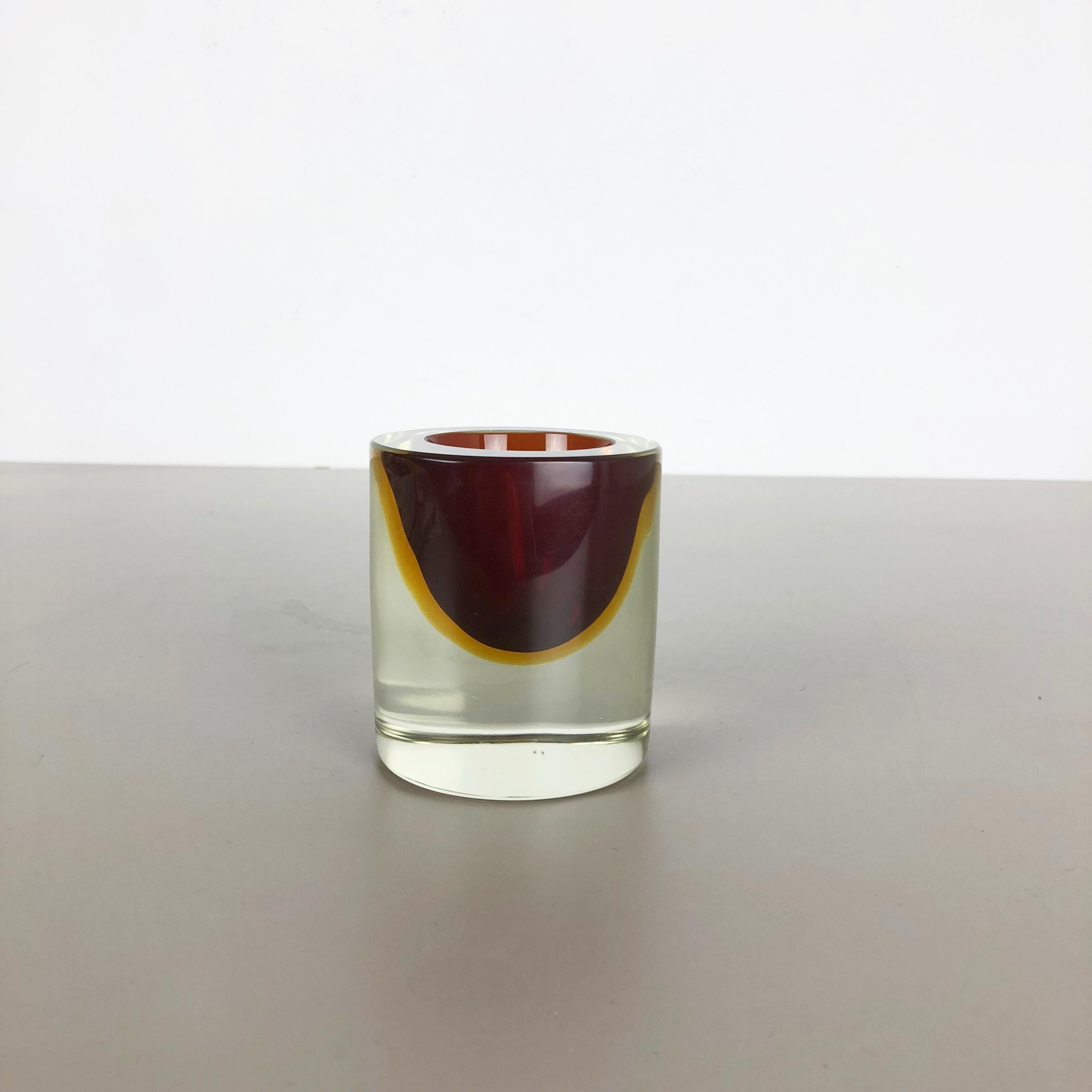 Articolo:

Elemento per ciotola in vetro di Murano


Origine:

Murano, Italia


Decennio:

1970s


Questo originale elemento in vetro vintage è stato progettato e prodotto negli anni '70 a Murano, in Italia. È realizzato in tecnica