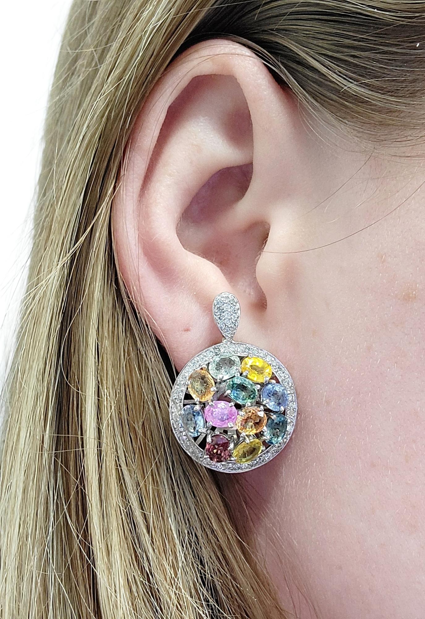 Clips d'oreilles en or blanc en forme de halo de saphirs naturels multicolores et de diamants en vente 6