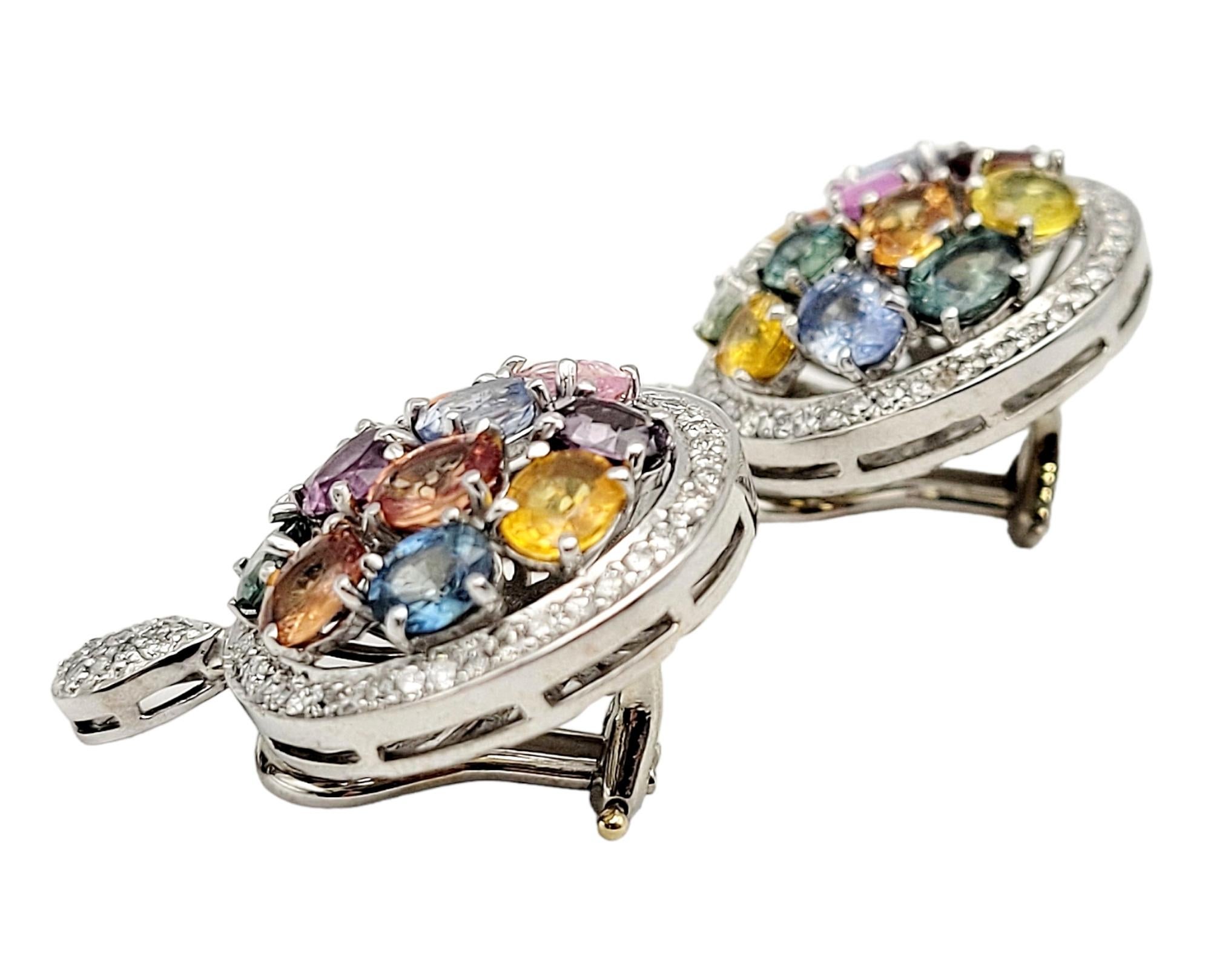 Contemporain Clips d'oreilles en or blanc en forme de halo de saphirs naturels multicolores et de diamants en vente