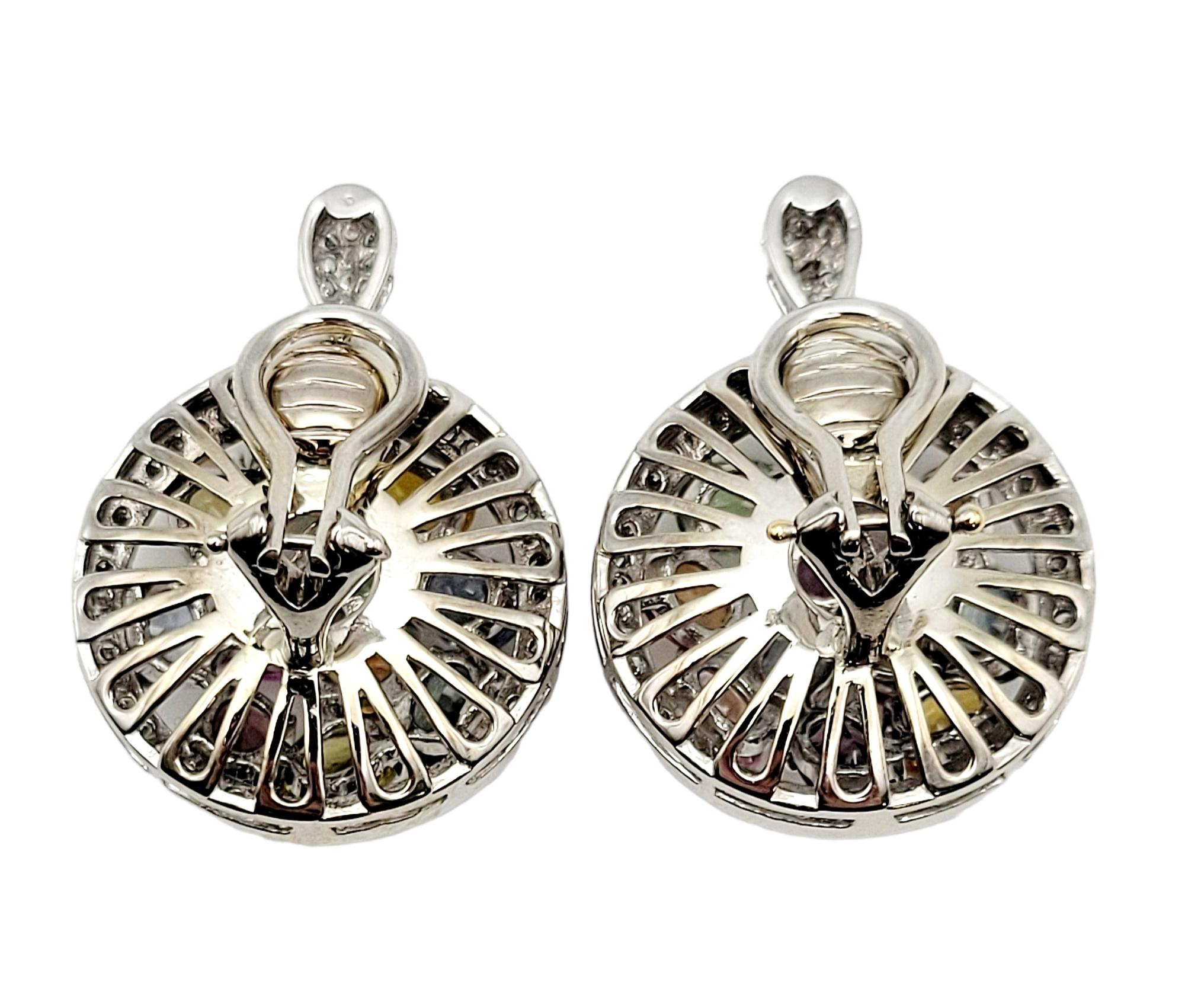 Clips d'oreilles en or blanc en forme de halo de saphirs naturels multicolores et de diamants en vente 2
