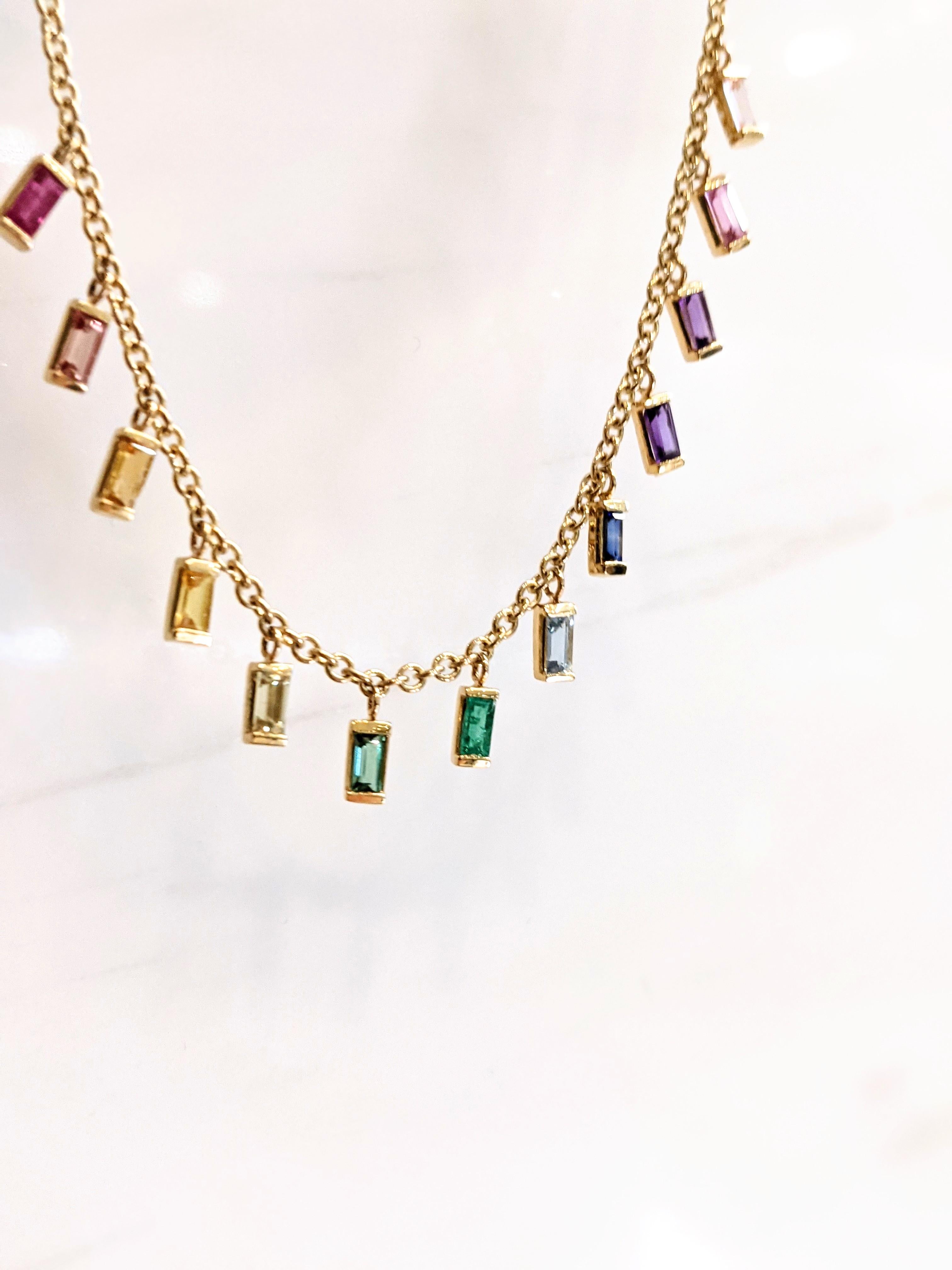 Rehaussez votre style avec ce collier exquis en or jaune 18 carats, orné d'un ensemble vibrant de saphirs naturels taillés en baguette dans un arc-en-ciel de couleurs captivantes. Chaque saphir est sélectionné à la main pour sa brillance et sa