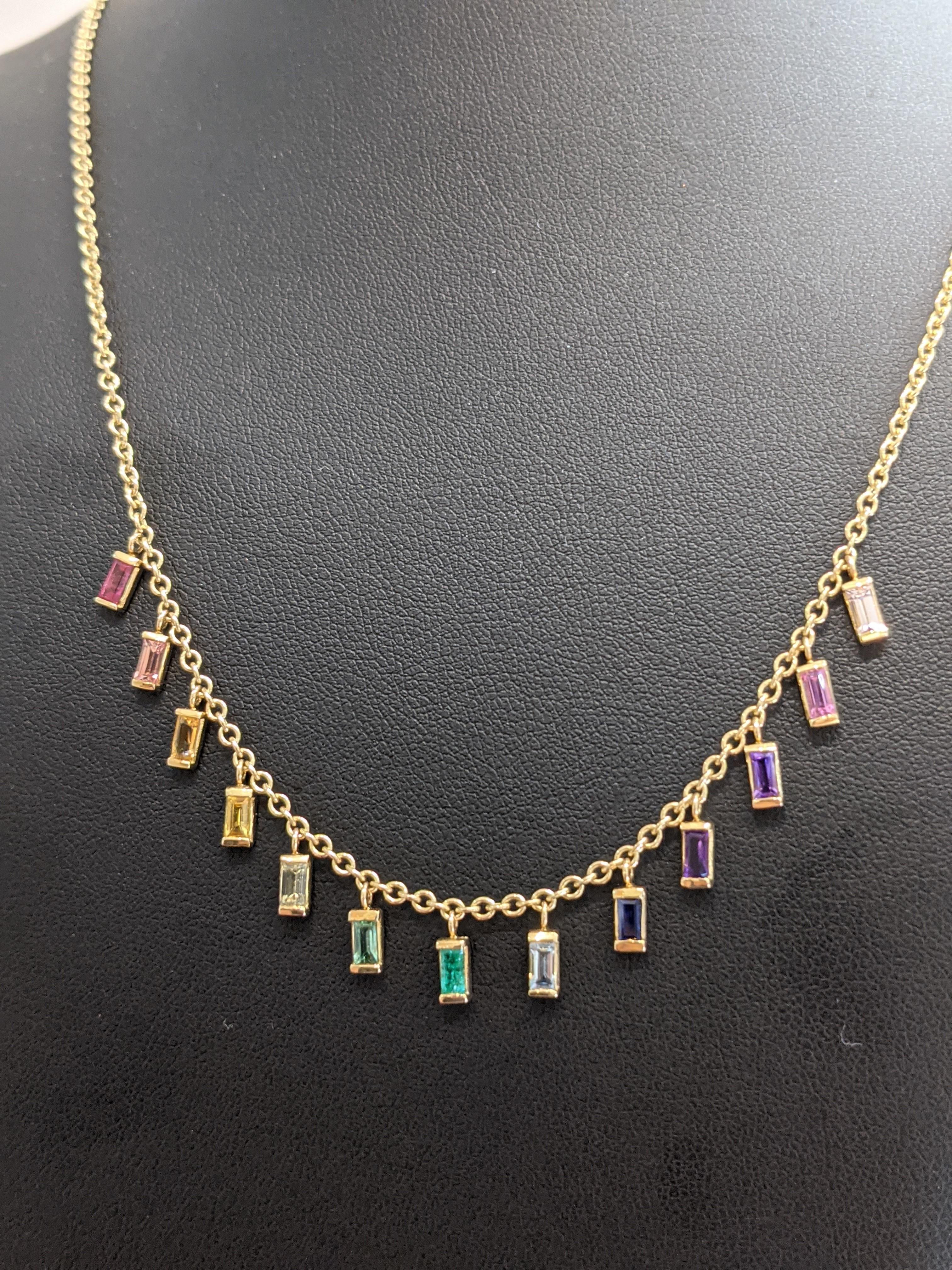 Collier baguettes de saphir naturel multicolore en or jaune 18k en vente 2