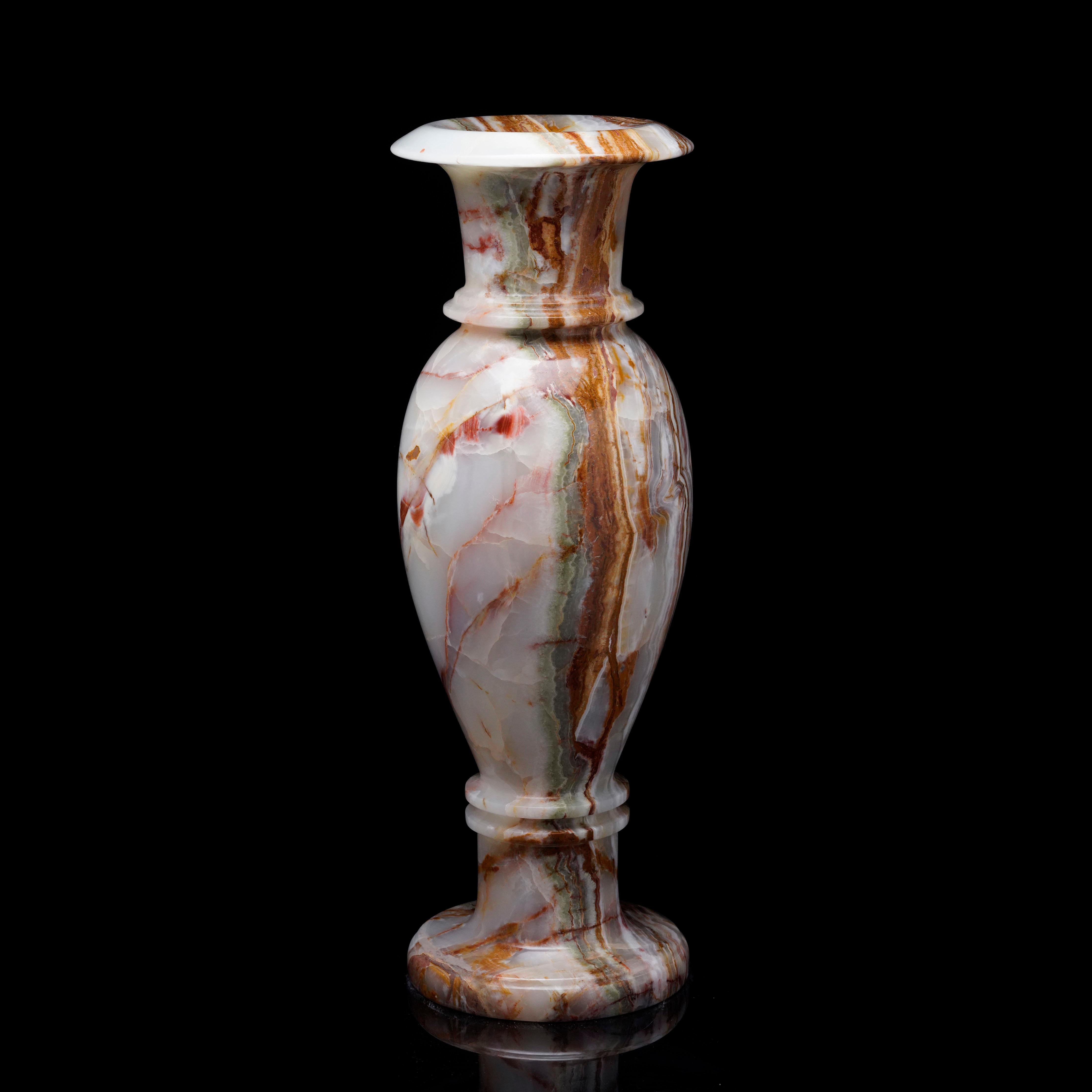 Questo magnifico vaso di onice arcobaleno intagliato a mano presenta ricche sfumature di crema, ambra e rosso porpora. La lucidatura liscia ne esalta l'aspetto, rendendolo un elemento decorativo di spicco per qualsiasi spazio. Da solo o con fiori,