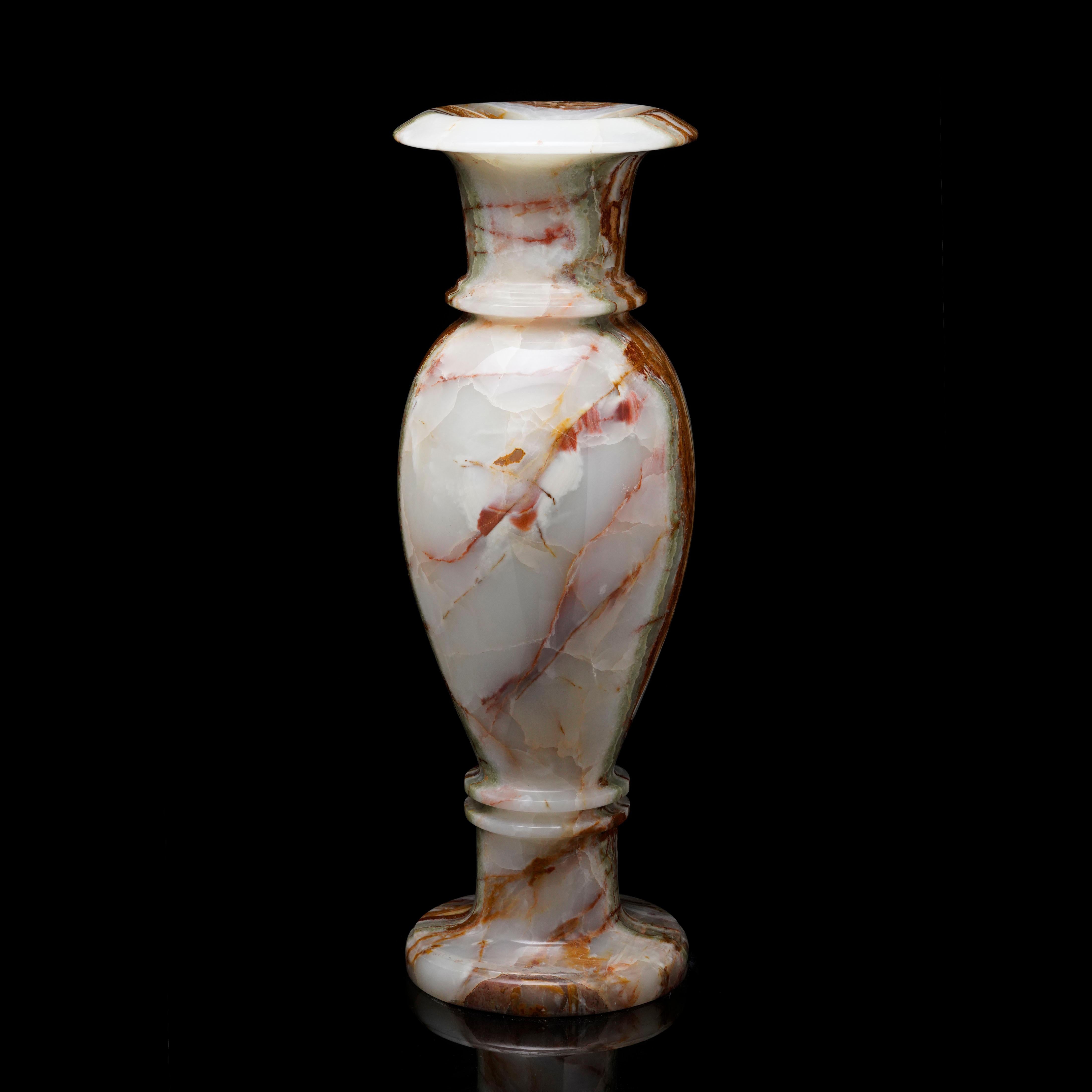 Pakistano Vaso di onice arcobaleno (primo di una coppia) in vendita