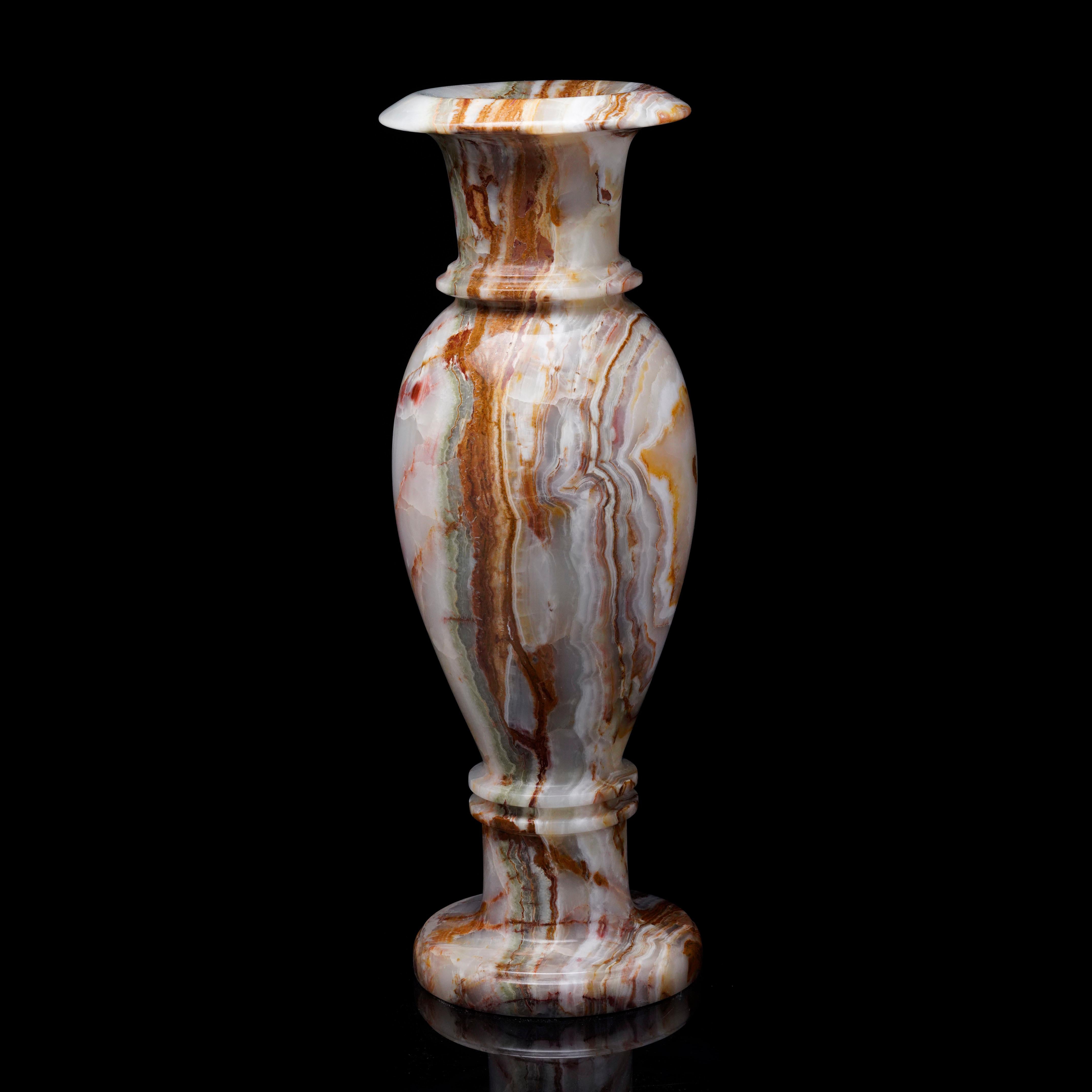 Intagliato a mano Vaso di onice arcobaleno (primo di una coppia) in vendita