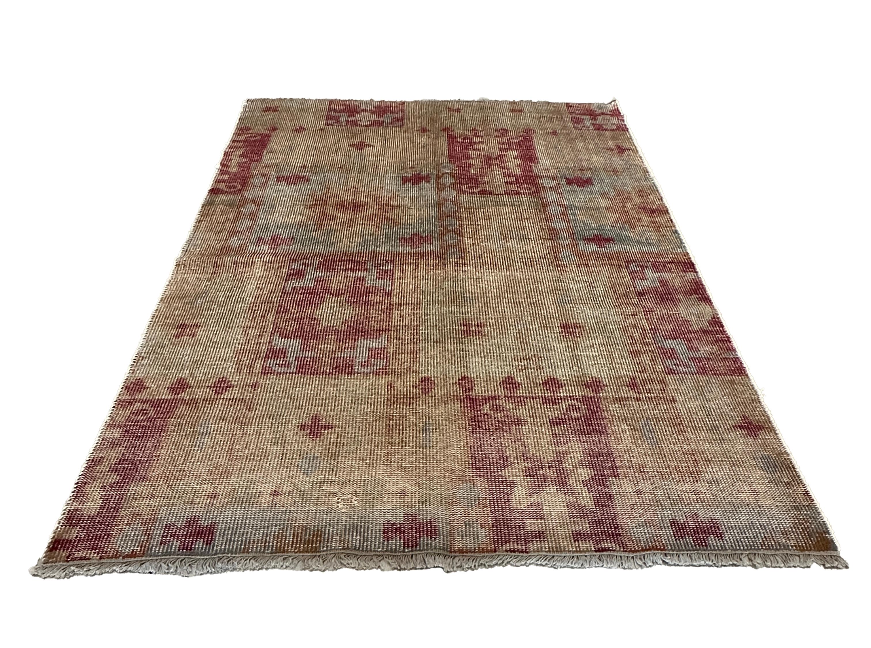 Infondi nel tuo spazio un'esplosione di colore e creatività con il nostro Tappeto Patchwork Multicolore 5,7x7,11. Questo tappeto vivace presenta un mix eclettico di motivi e tonalità, sapientemente combinati per creare un design dinamico e