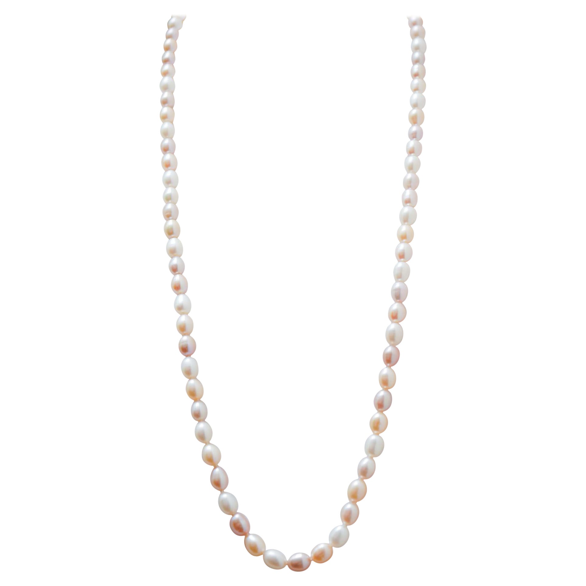 Collier de perles multicolores.