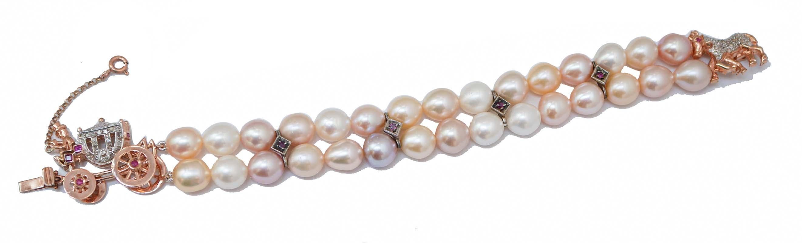 Pulsera de cuentas compuesta por dos hileras de perlas multicolores unidas por 4 estructuras de plata tachonadas con un rubí . Tiene un cierre de oro rosa de 9 quilates y plata, que representa un carruaje con un caballo montado con diamantes y