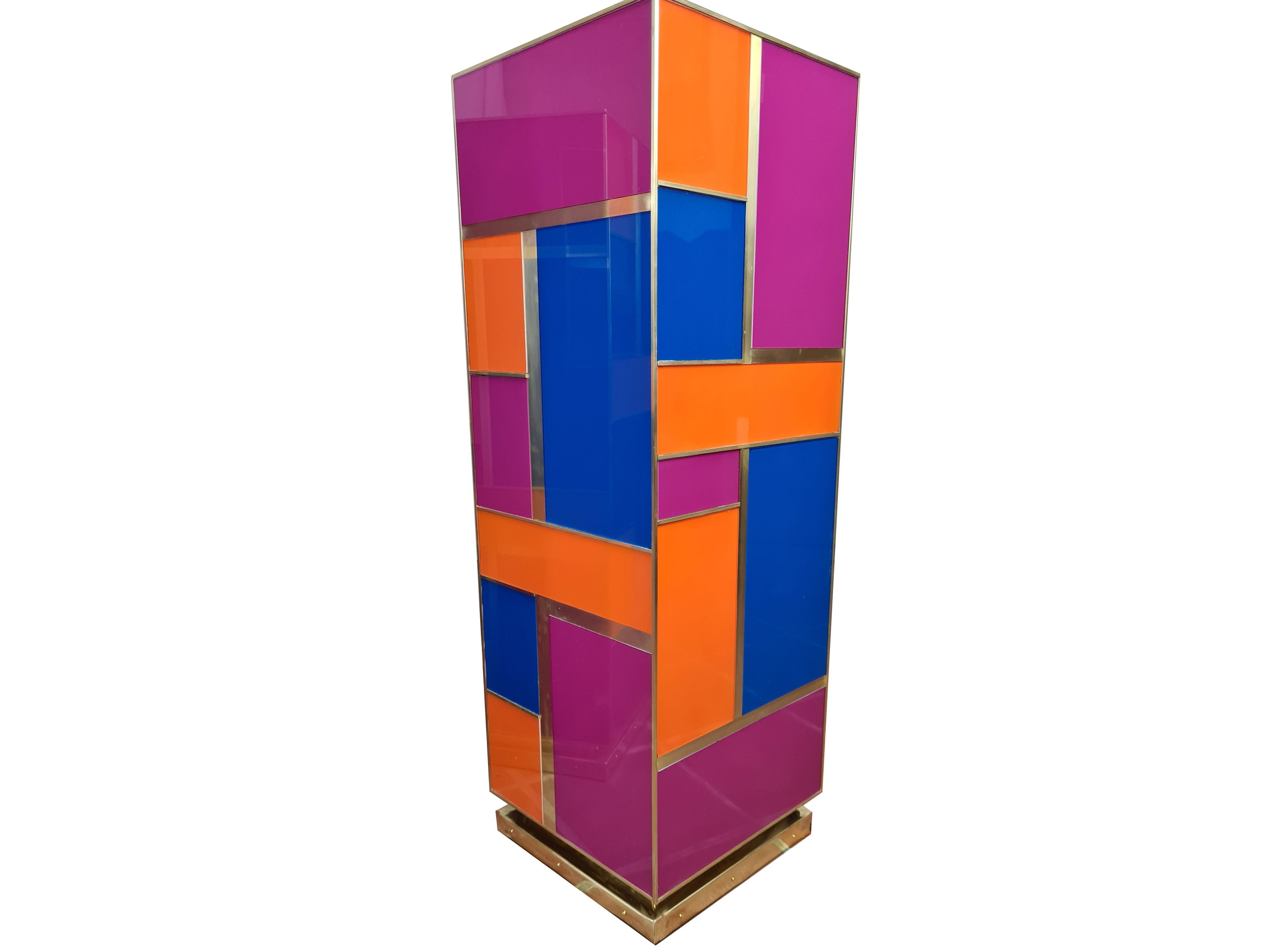 Mehrfarbige Pedestale für Skulpturen aus Murano-Glas und goldenem Messing erhältlich (Handgeschnitzt) im Angebot