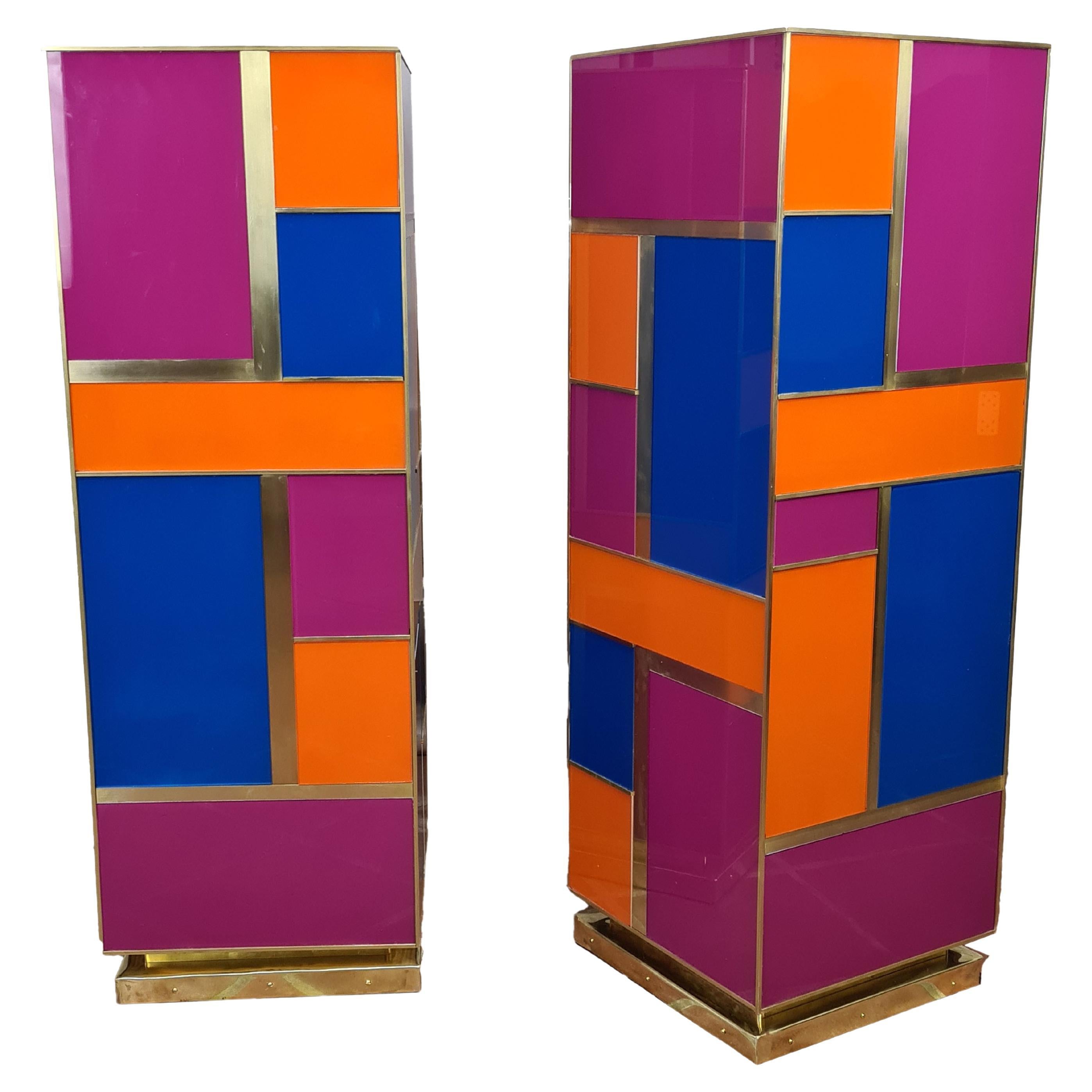 Mehrfarbige Pedestale für Skulpturen aus Murano-Glas und goldenem Messing erhältlich im Angebot