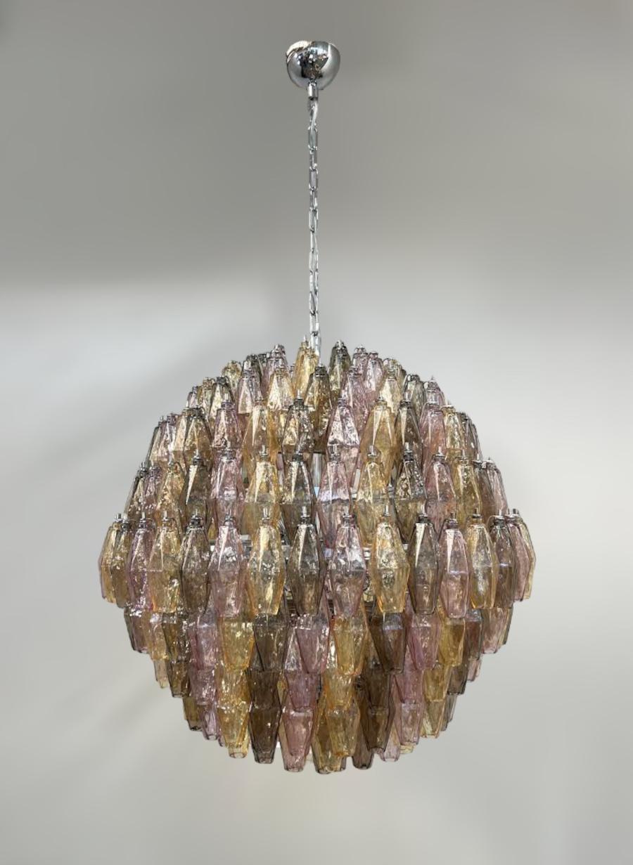 Lustre sphérique italien avec des verres de Murano multicolores en forme de polyèdres montés sur une monture chromée / Fabriqué en Italie par Fabio LTD
Diamètre : 33 pouces, hauteur 32 pouces plus la chaîne et le baldaquin
18 lampes / type E12 ou