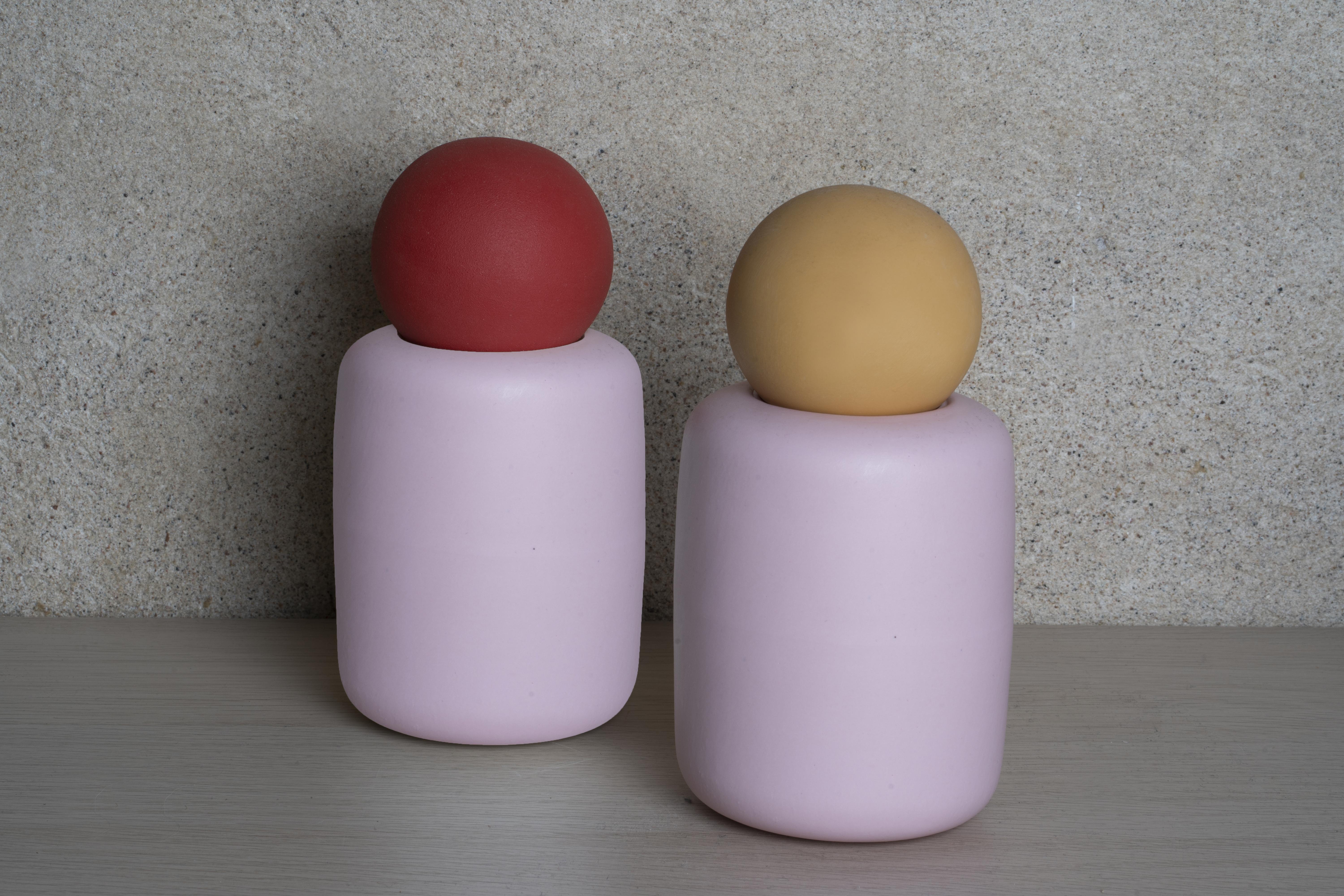 O-Jar est un récipient sculptural en porcelaine fabriqué à la main. Un corps en porcelaine mate de couleur rose tendre est complété par une casquette de balle surdimensionnée. L'intérieur de la cuve est émaillé et convient au stockage des