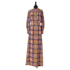 Conjunto de camisa y falda de seda estampada multicolor Valentino Circa 1970's