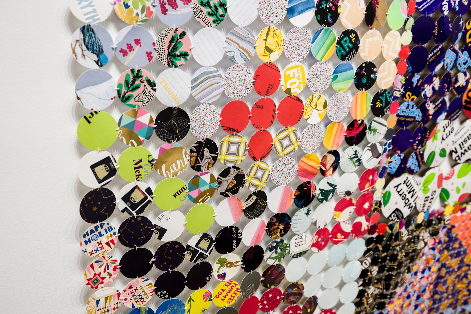 Mehrfarbiger gesteppter Wandteppich aus Papier und Faden von Kelly Kozma (Textil) im Angebot
