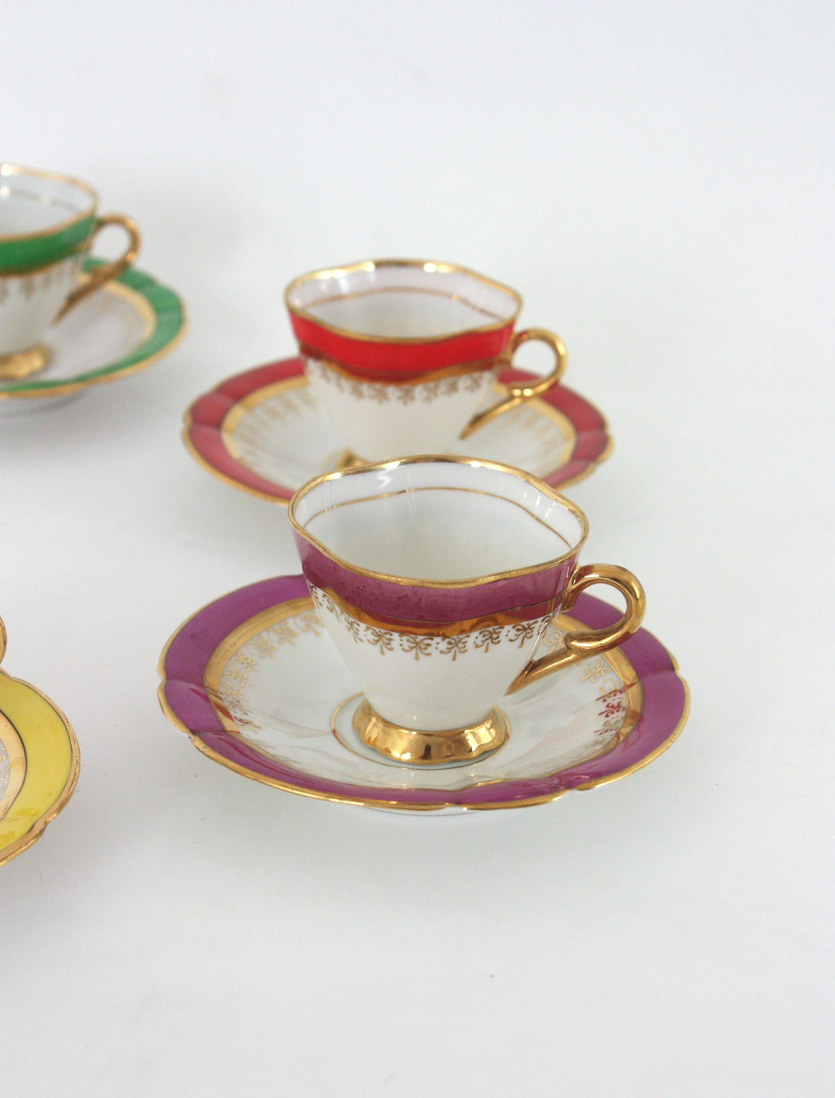 Mehrfarbiges Regenbogen-Couchtisch-Porzellan-Set mit goldenen Rändern, Spanien 1950er Jahre im Angebot 2