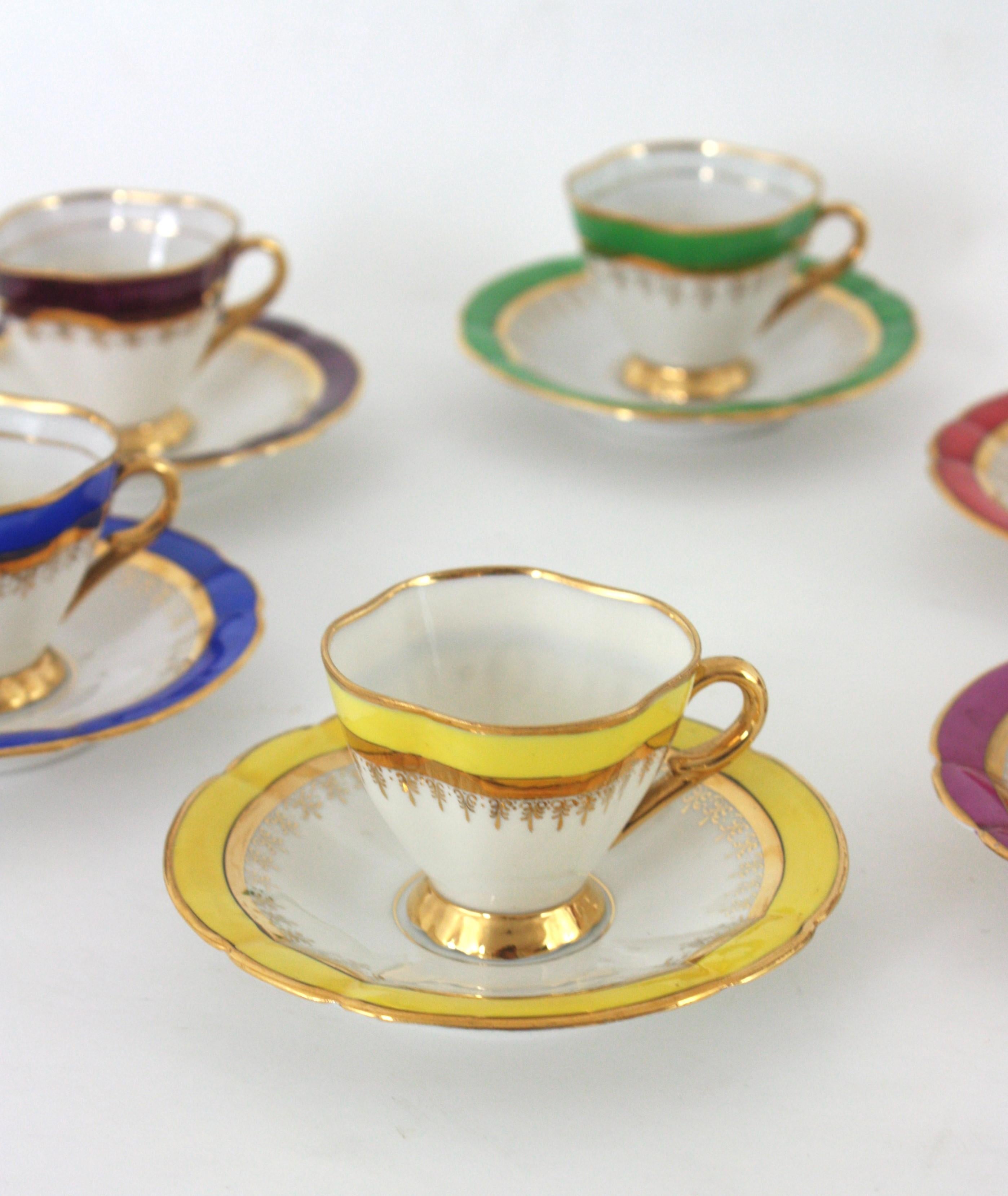 Mehrfarbiges Regenbogen-Couchtisch-Porzellan-Set mit goldenen Rändern, Spanien 1950er Jahre im Angebot 3