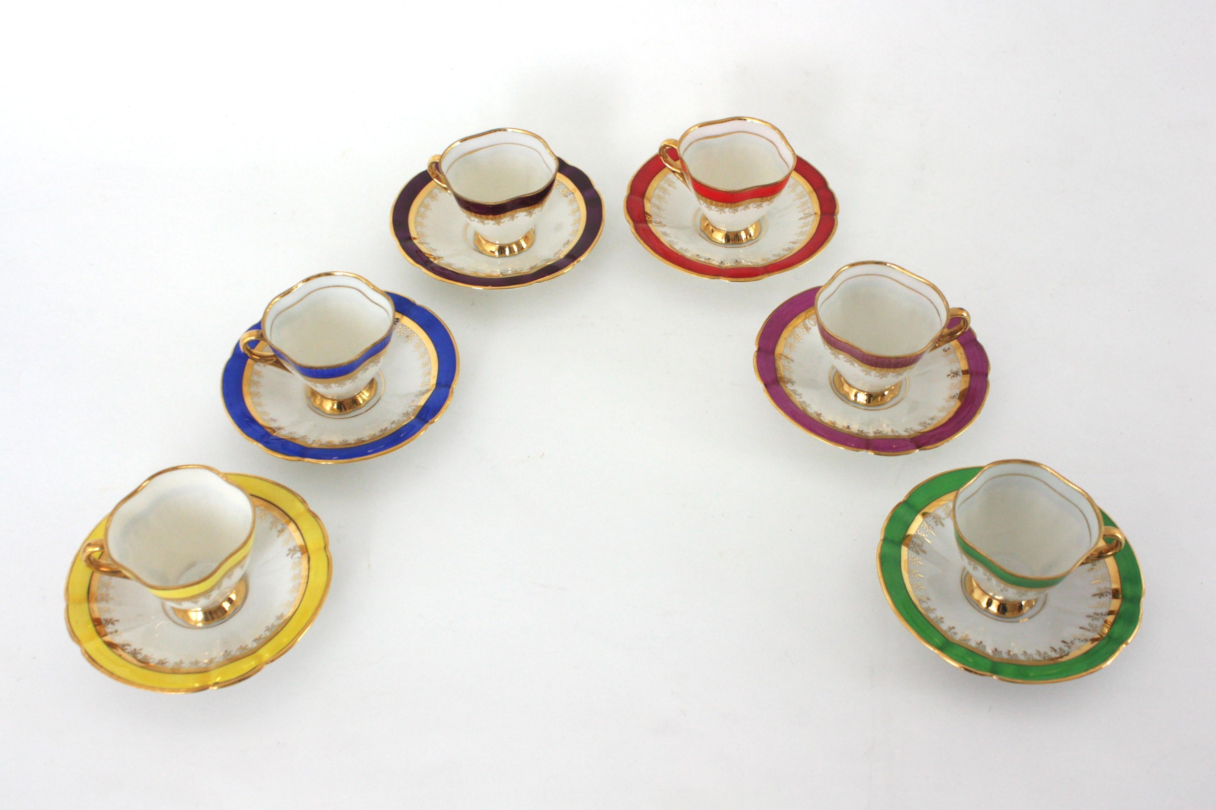 Mehrfarbiges Regenbogen-Couchtisch-Porzellan-Set mit goldenen Rändern, Spanien 1950er Jahre im Angebot 7