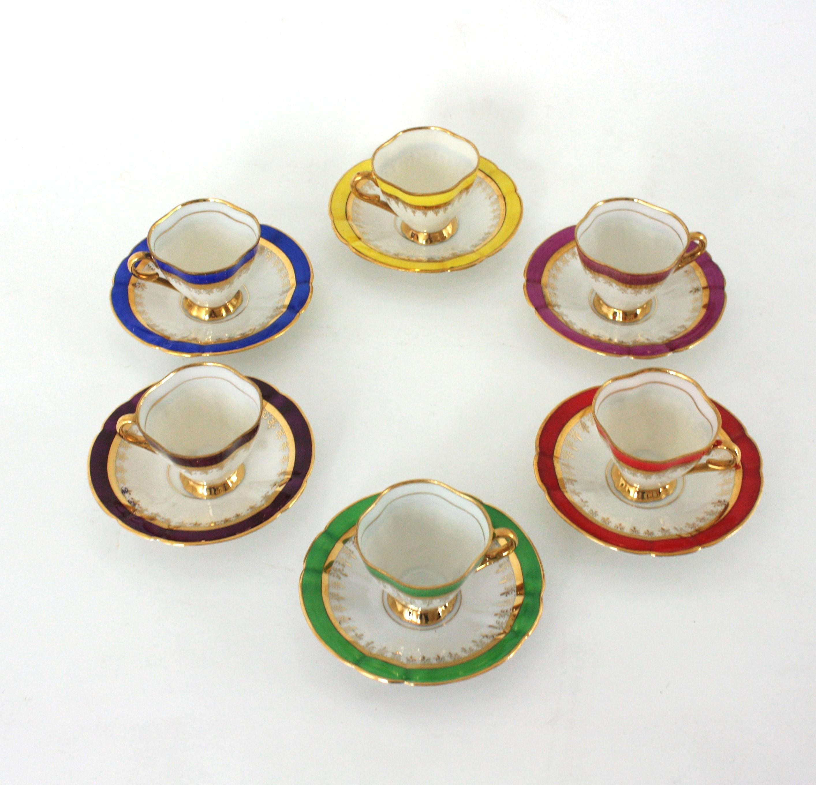 Mehrfarbiges Regenbogen-Couchtisch-Porzellan-Set mit goldenen Rändern, Spanien 1950er Jahre im Angebot 8