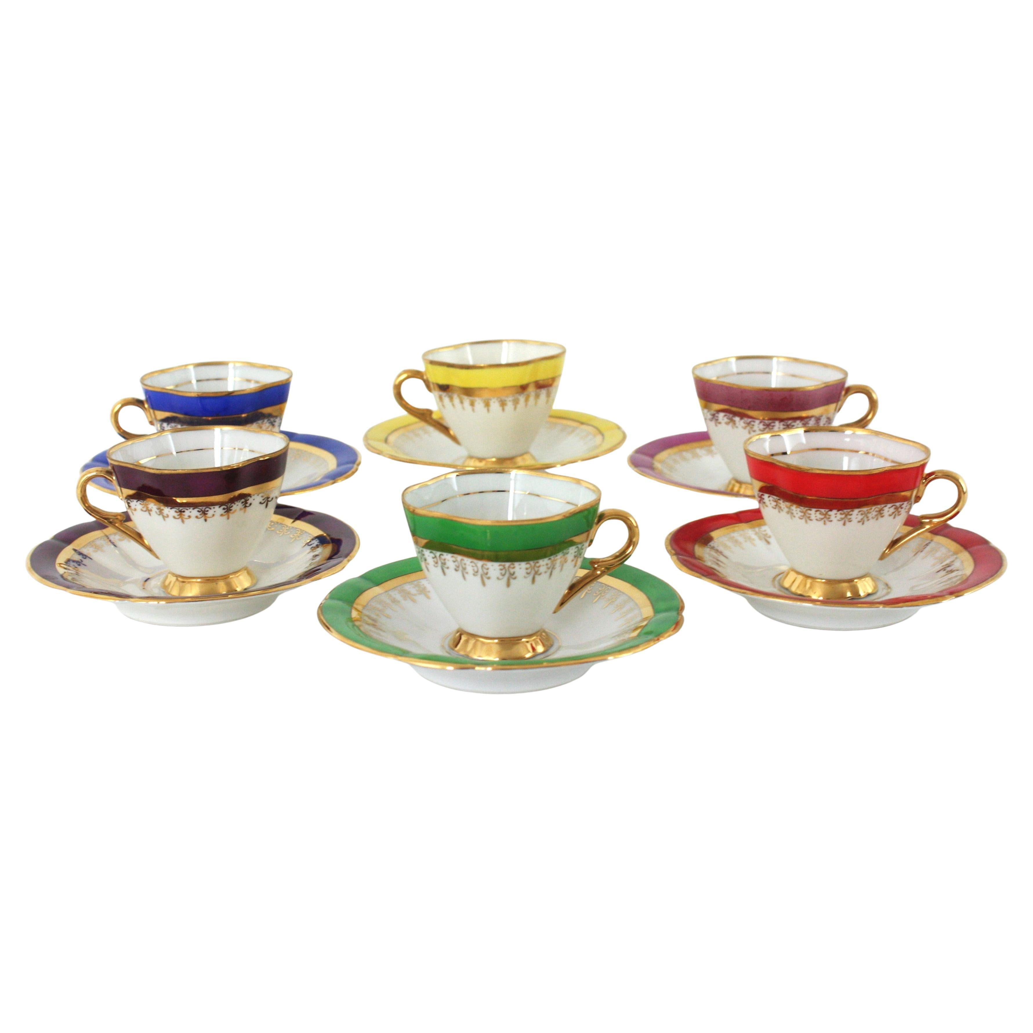 Tee- oder Espresso-Set, Service für 6 Personen, Porzellan
Ein elegantes und farbenfrohes Porzellan-Kaffeeservice für sechs Personen mit Goldrand. Spanien, 1950er Jahre
Auffälliges Kaffeeservice aus mehrfarbig glasiertem Porzellan. Alle Stücke haben