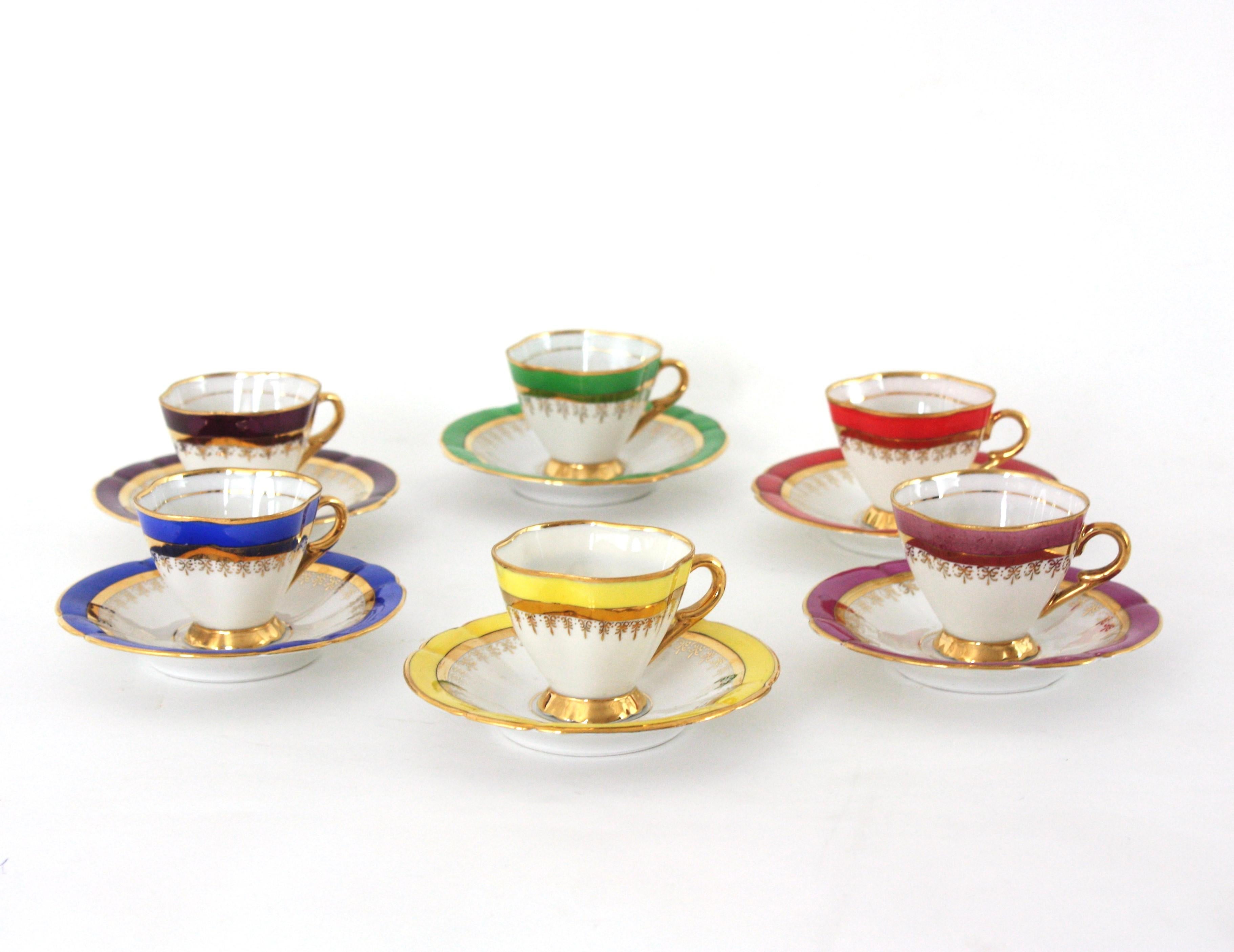 Mehrfarbiges Regenbogen-Couchtisch-Porzellan-Set mit goldenen Rändern, Spanien 1950er Jahre (Moderne der Mitte des Jahrhunderts) im Angebot
