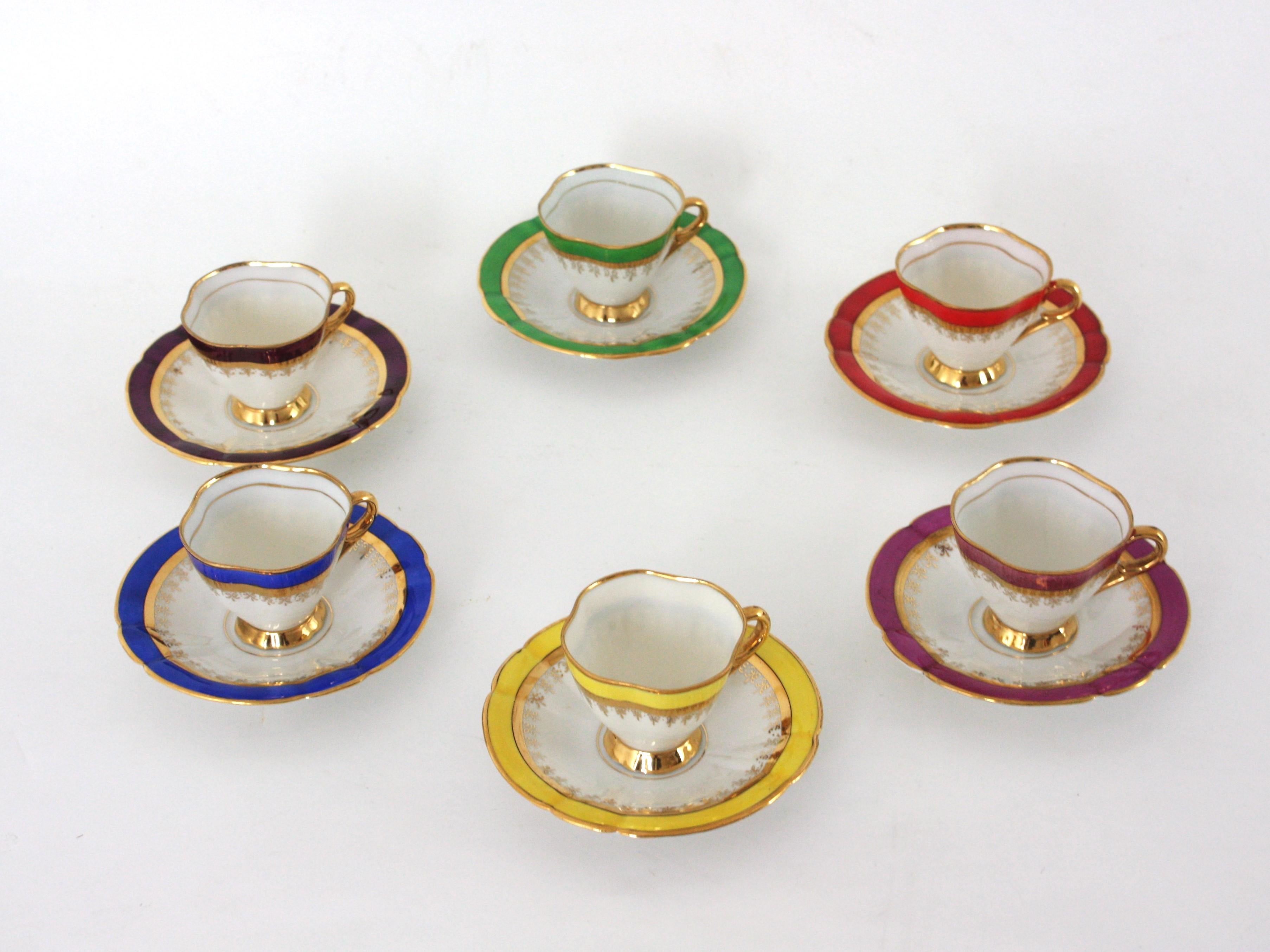 Mehrfarbiges Regenbogen-Couchtisch-Porzellan-Set mit goldenen Rändern, Spanien 1950er Jahre (Spanisch) im Angebot