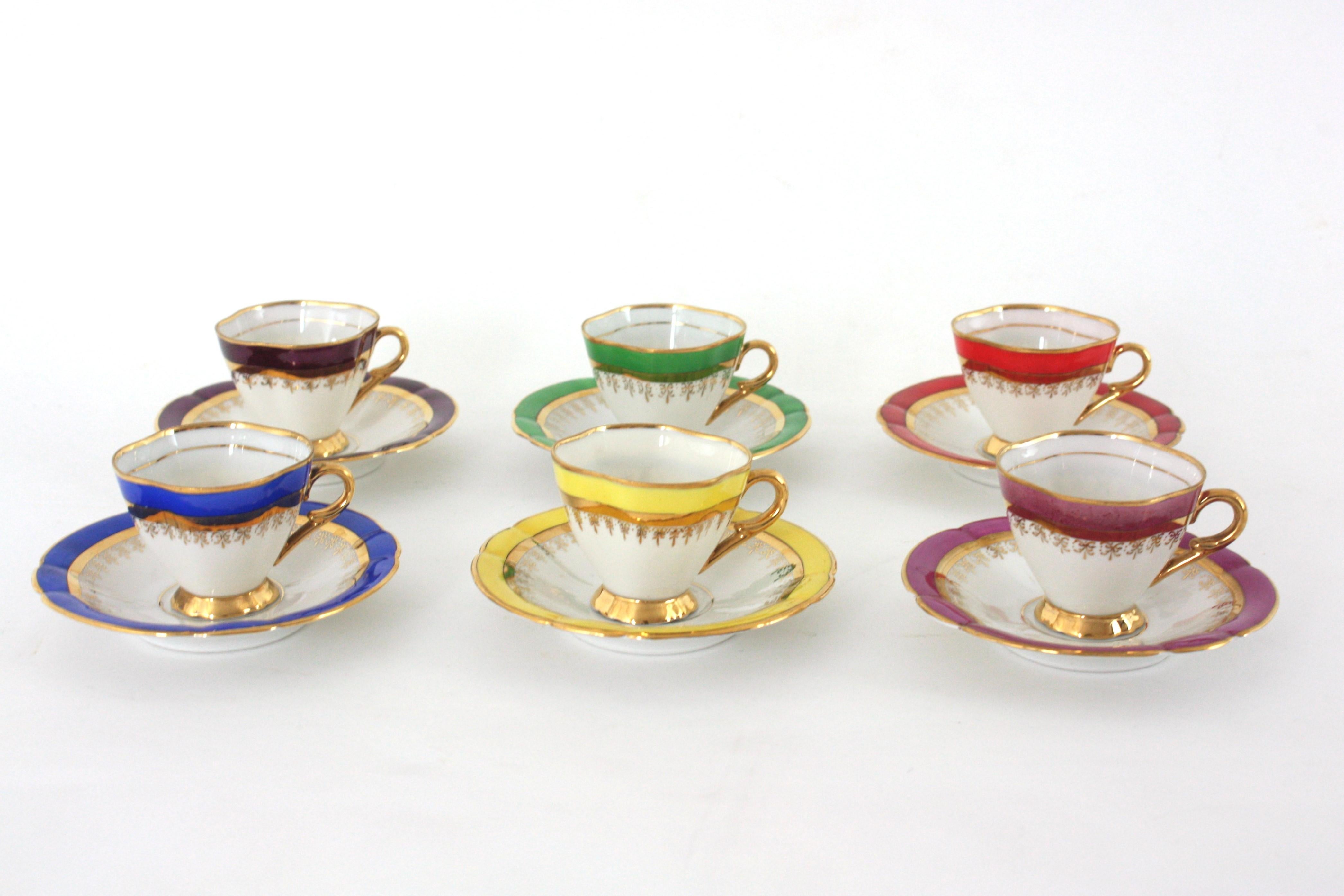 Mehrfarbiges Regenbogen-Couchtisch-Porzellan-Set mit goldenen Rändern, Spanien 1950er Jahre (20. Jahrhundert) im Angebot