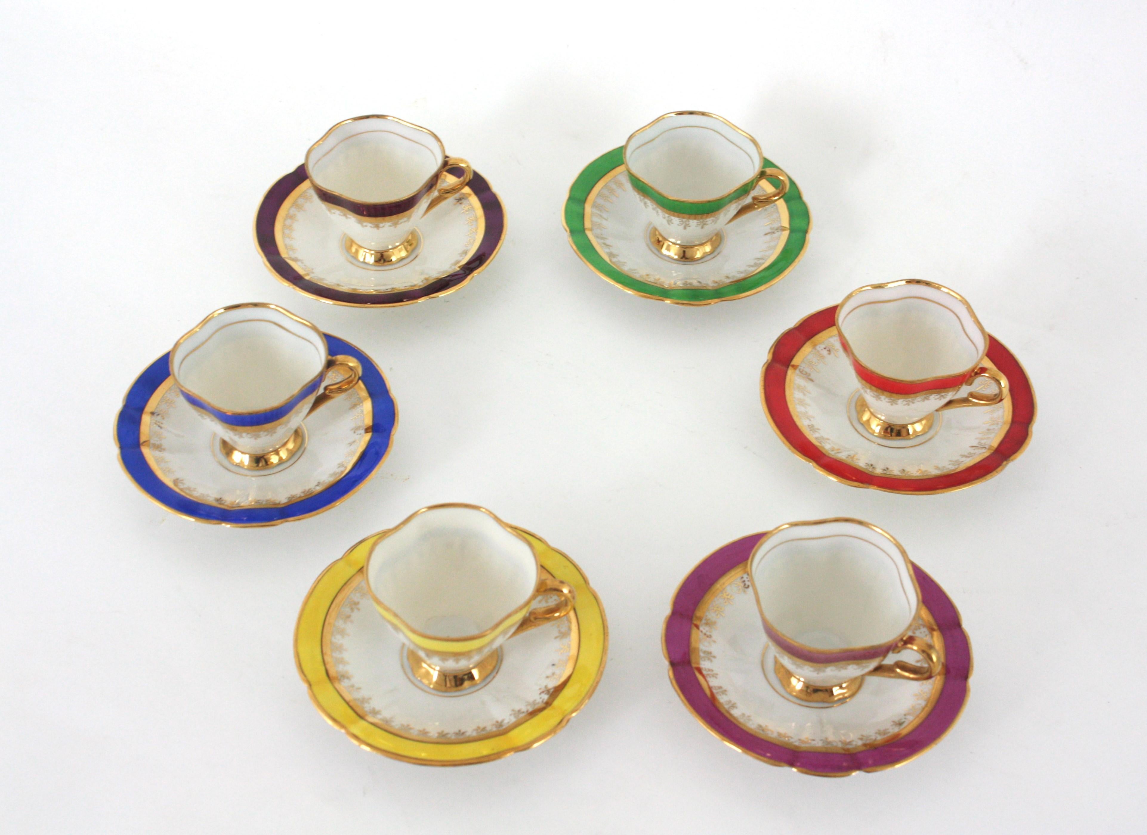 Mehrfarbiges Regenbogen-Couchtisch-Porzellan-Set mit goldenen Rändern, Spanien 1950er Jahre (Blattgold) im Angebot