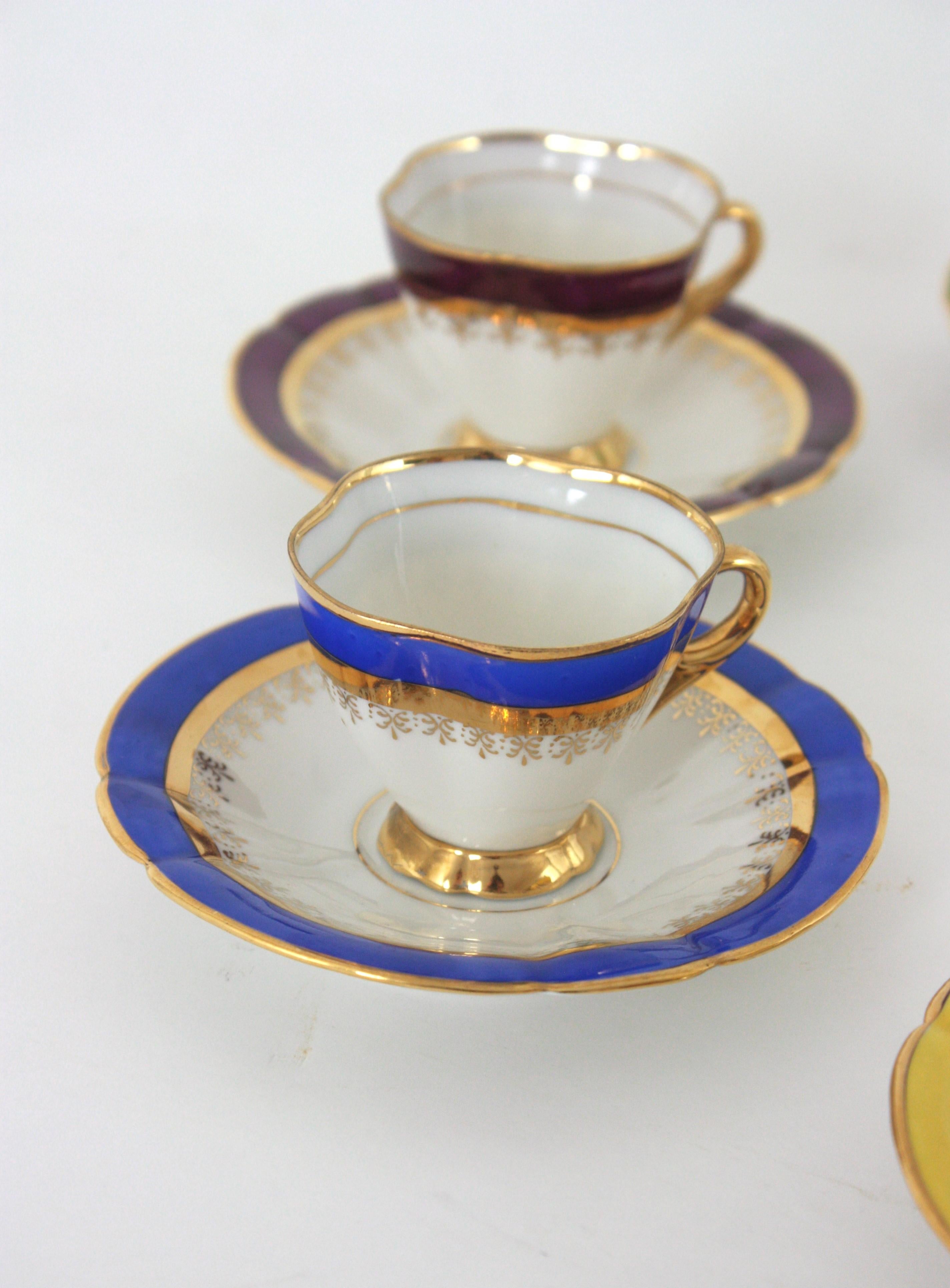 Mehrfarbiges Regenbogen-Couchtisch-Porzellan-Set mit goldenen Rändern, Spanien 1950er Jahre im Angebot 1
